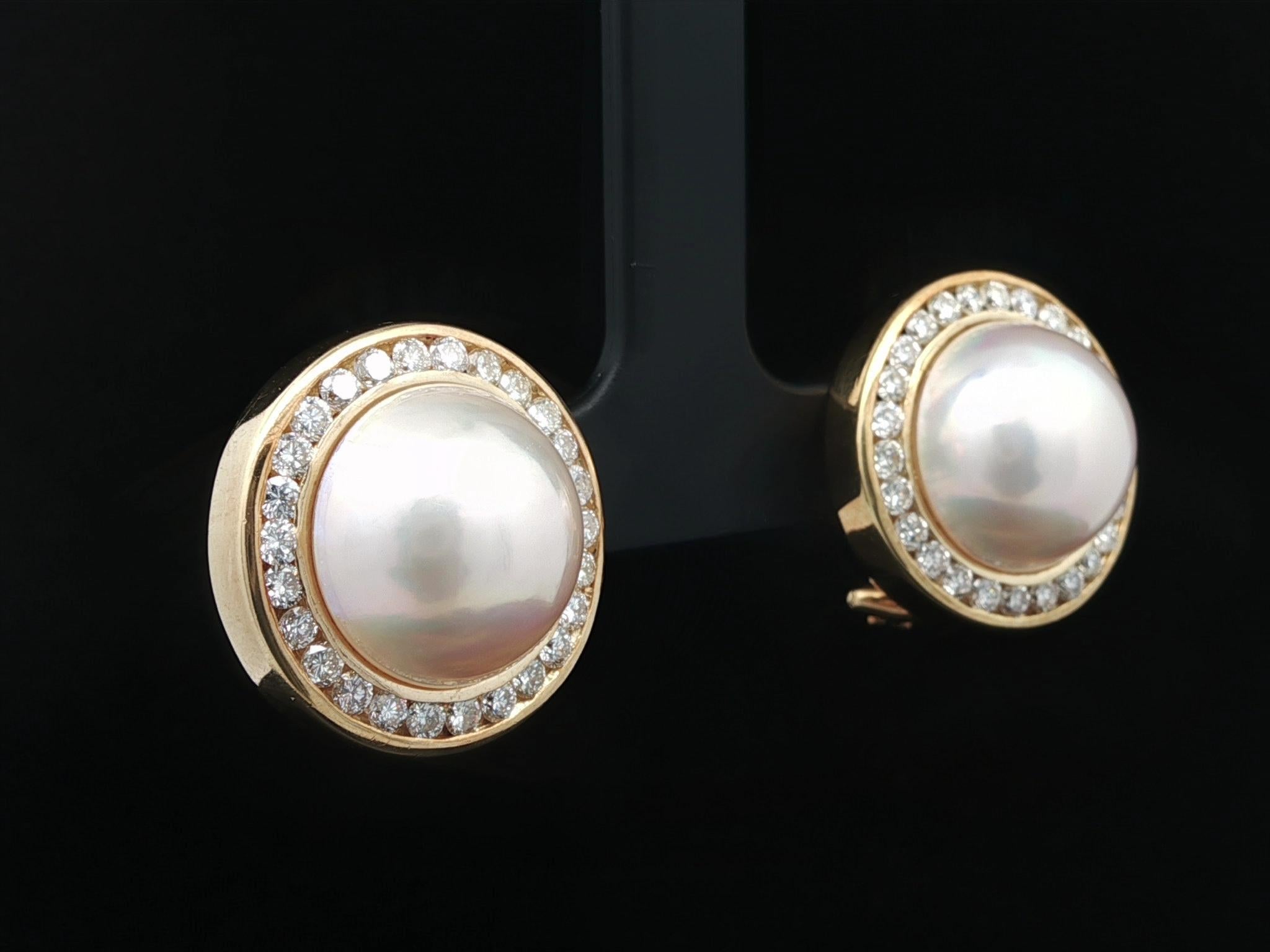 Taglio rotondo Orecchini a bottone in oro giallo 18k di alta qualità con perle Mabe da 14 mm e diamanti da 1,56 carati in vendita