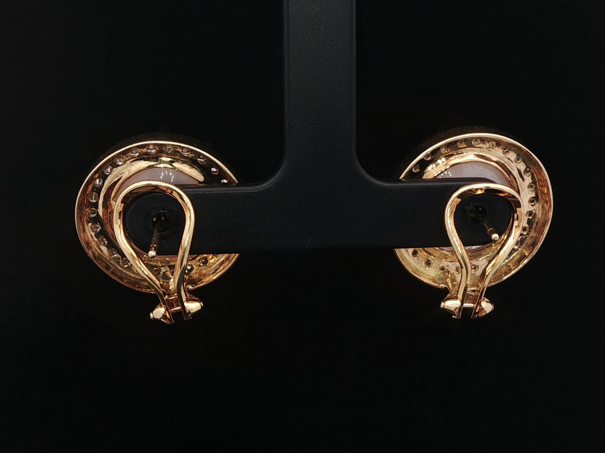 Donna Orecchini a bottone in oro giallo 18k di alta qualità con perle Mabe da 14 mm e diamanti da 1,56 carati in vendita