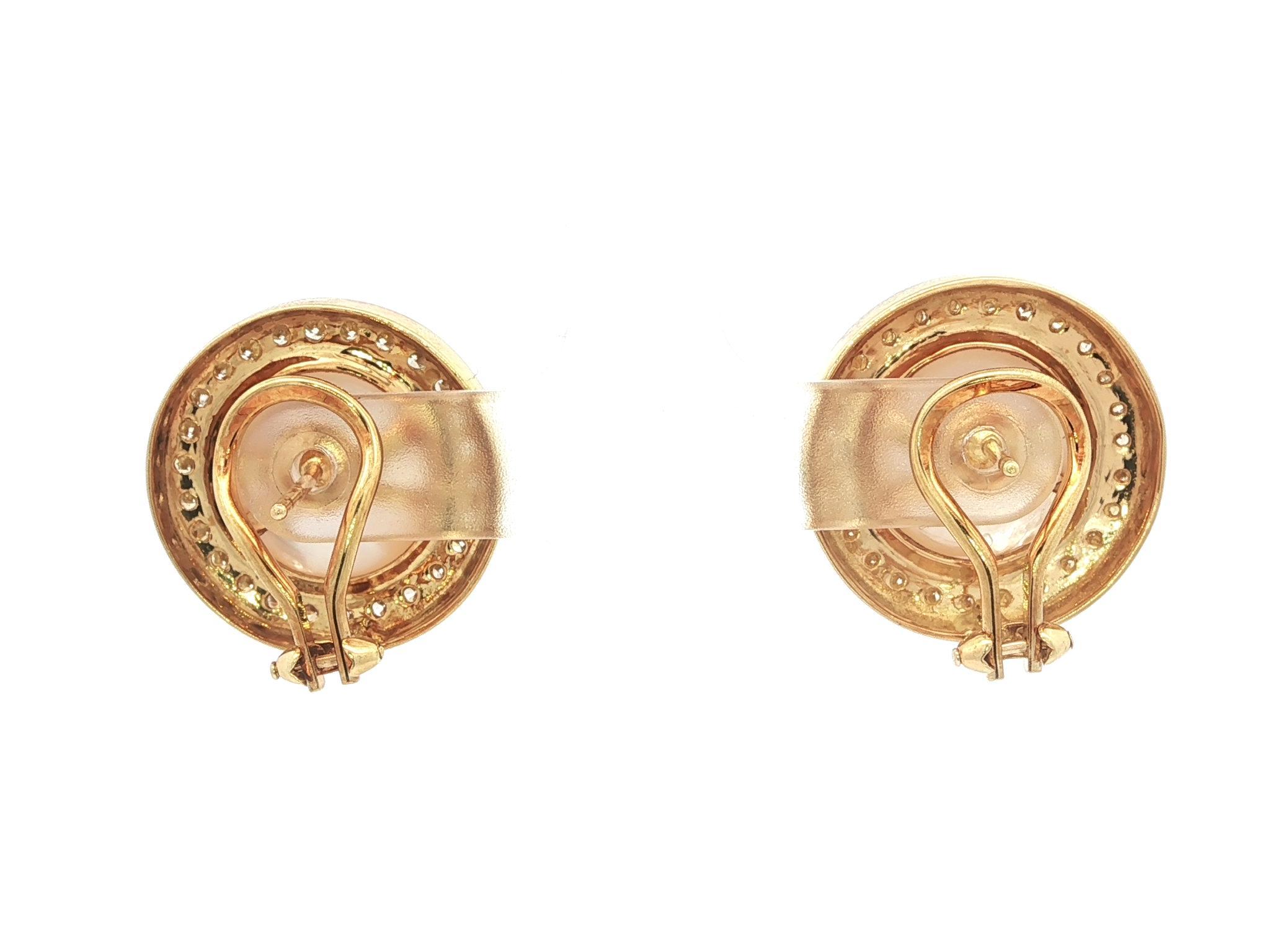 Orecchini a bottone in oro giallo 18k di alta qualità con perle Mabe da 14 mm e diamanti da 1,56 carati in vendita 1