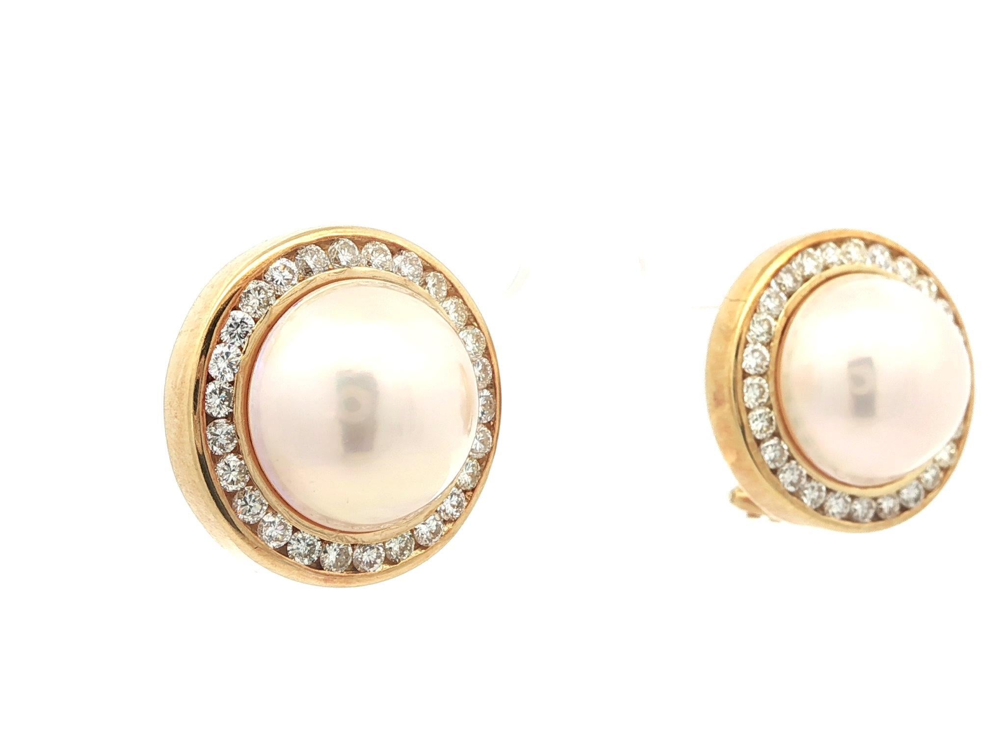 Orecchini a bottone in oro giallo 18k di alta qualità con perle Mabe da 14 mm e diamanti da 1,56 carati in vendita 3