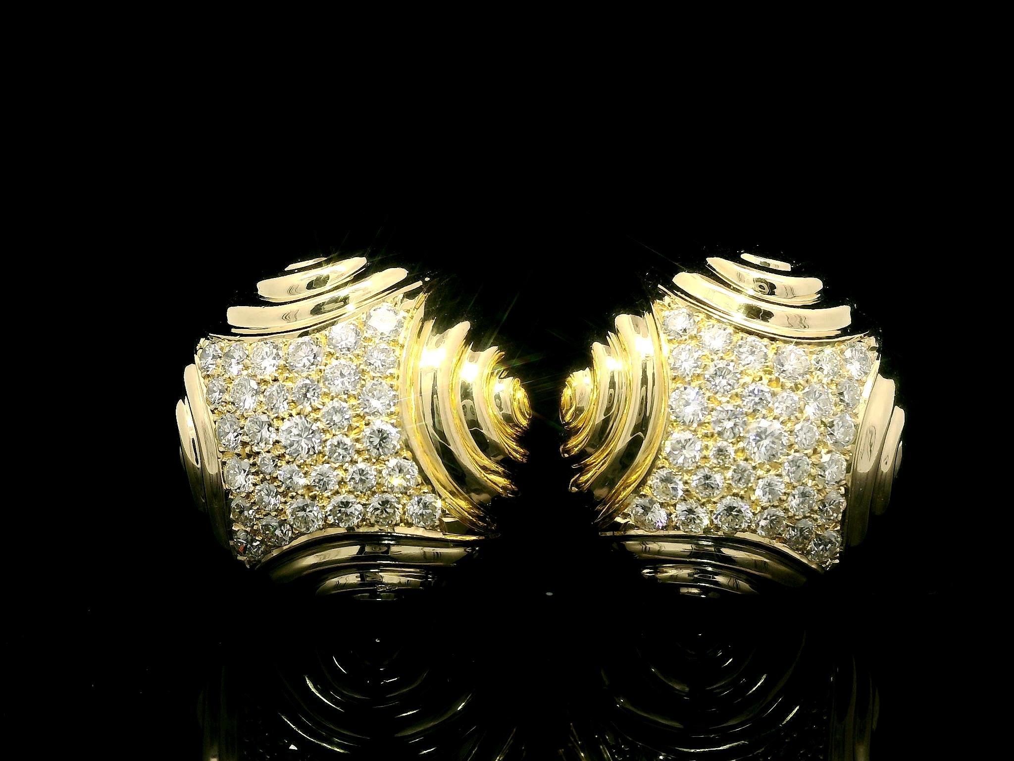 --Pietre: --
(66) Diamanti Nature autentici - Taglio Brilliante - Incastonati - Colore E/F - Purezza VS1/VS2 - 2,0ctw (circa)

Materiale: Oro giallo massiccio 18 carati
Peso: 24,83 grammi
Fondelli: Clip (non è necessario avere un piercing alle