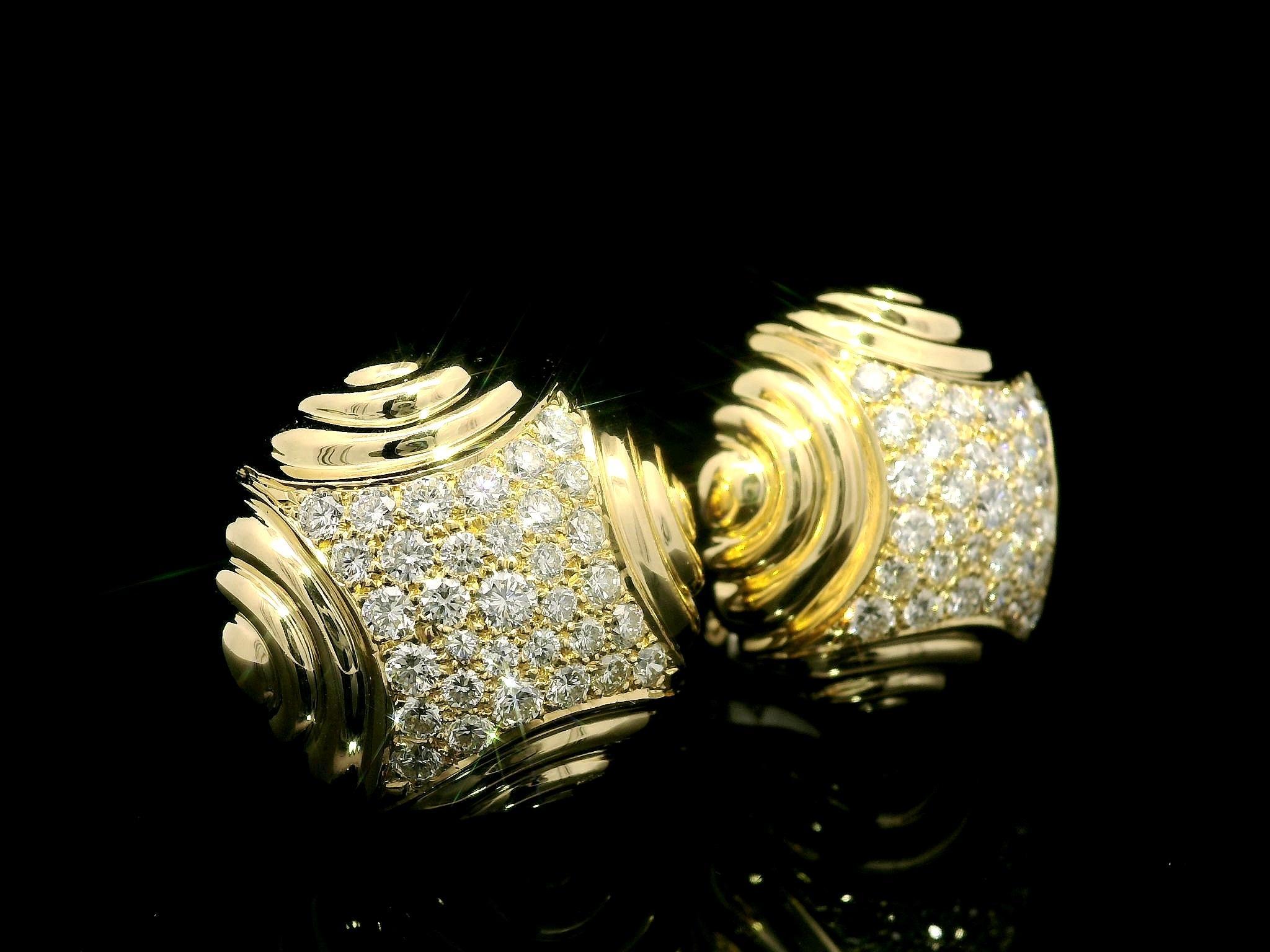 Taglio brillante Orecchini a clip in oro giallo 18k di alta qualità con diamante rotondo scanalato da 2 ct. in vendita