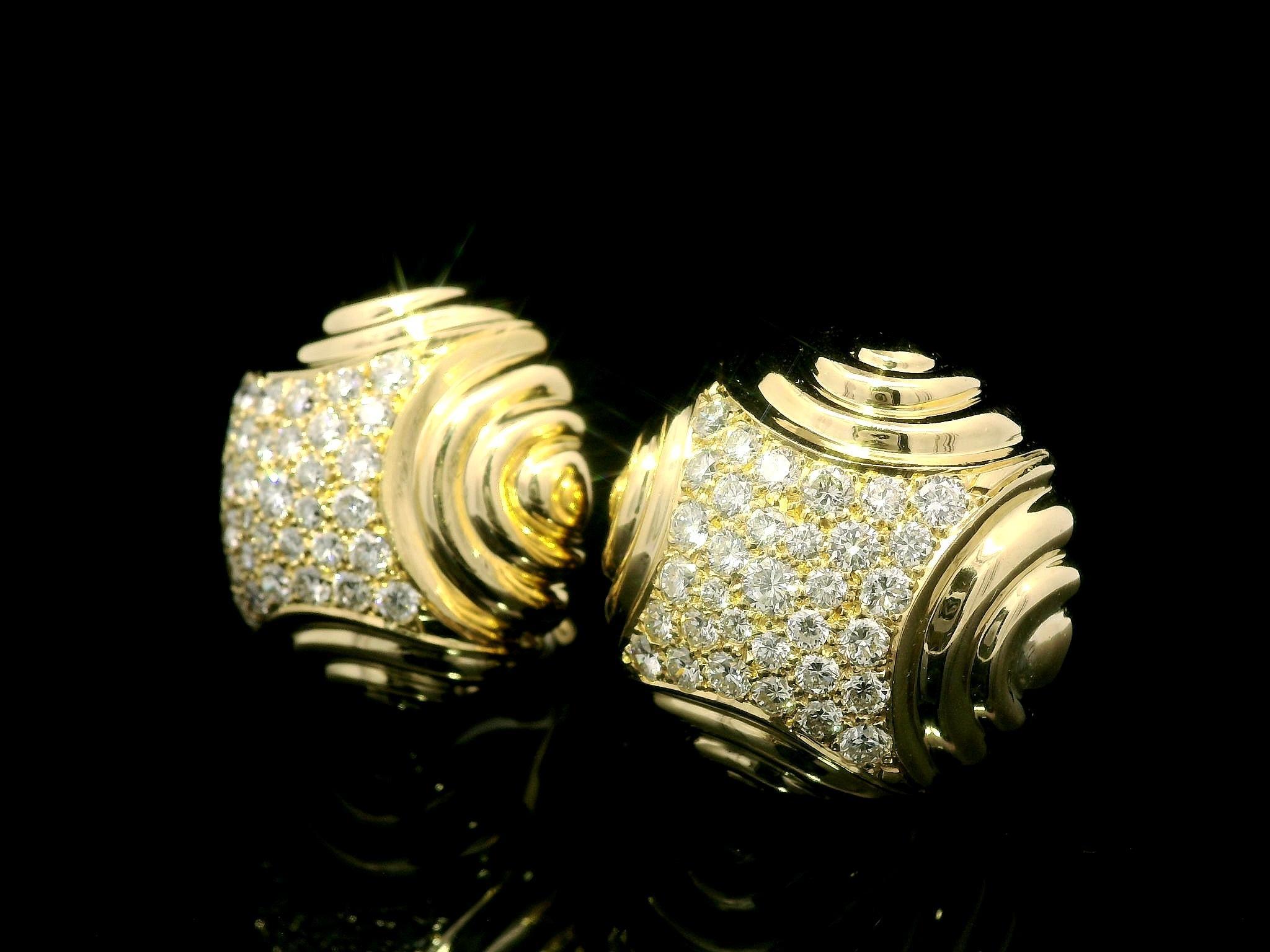 Orecchini a clip in oro giallo 18k di alta qualità con diamante rotondo scanalato da 2 ct. In condizioni ottime in vendita a Montclair, NJ