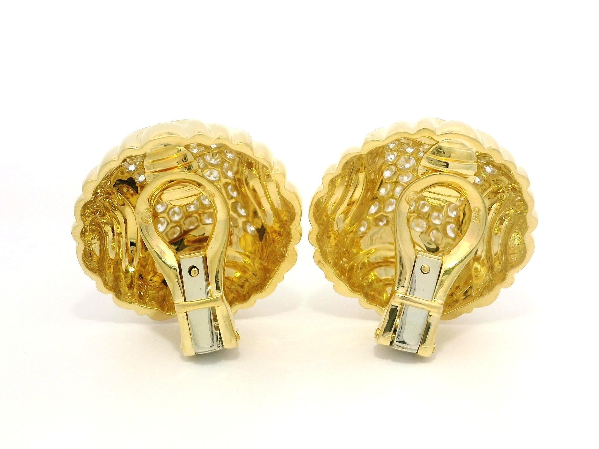 Orecchini a clip in oro giallo 18k di alta qualità con diamante rotondo scanalato da 2 ct. in vendita 1