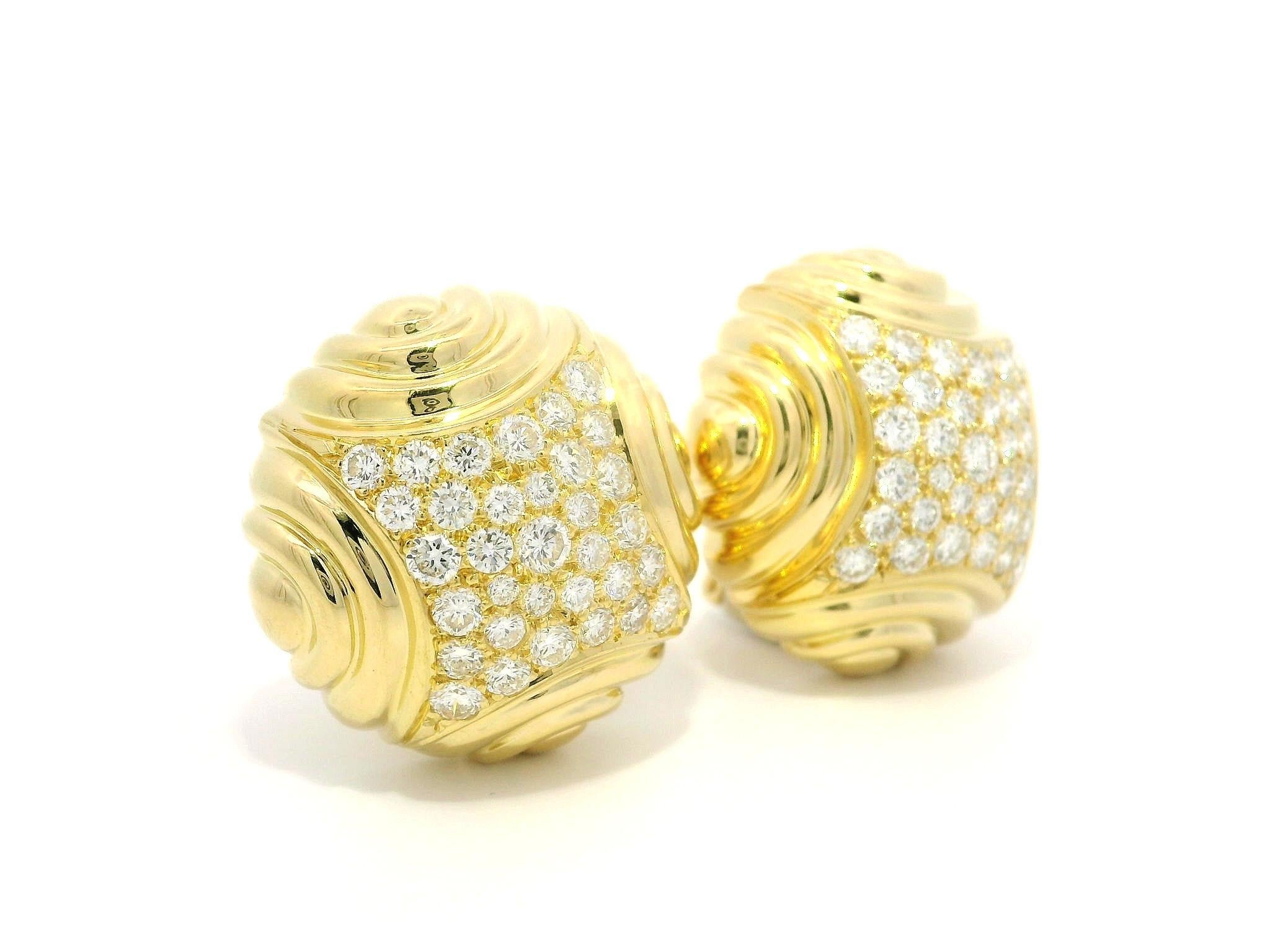Orecchini a clip in oro giallo 18k di alta qualità con diamante rotondo scanalato da 2 ct. in vendita 3