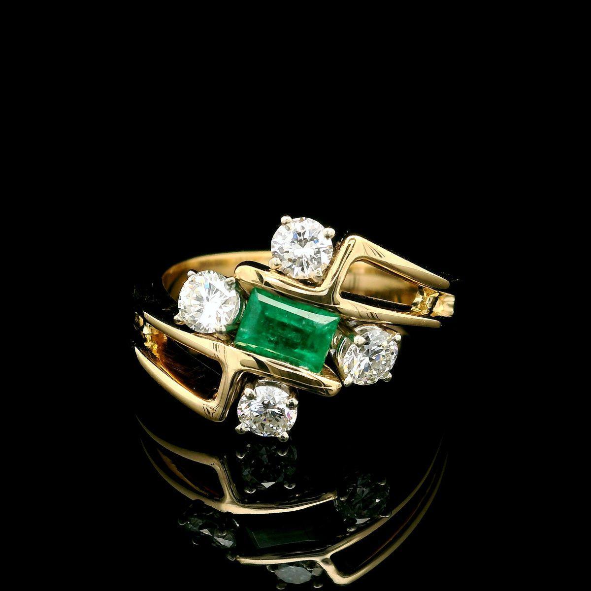 -Pierre(s)
(1) Émeraude véritable naturelle - taille rectangulaire allongée - serti clos - couleur vert vif - 5,15x3,6 mm - 0,40ctw (approx.)
(4) Diamants naturels authentiques - taille ronde et brillante - sertis - couleur G/H - pureté VS1/ VS2 -
