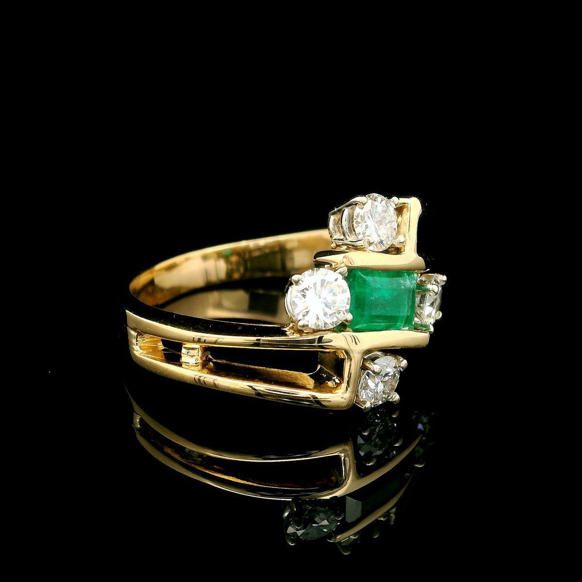 Taille émeraude Bague cocktail de haute qualité en or jaune 18 carats avec émeraudes et diamants ajourés sur les côtés en vente