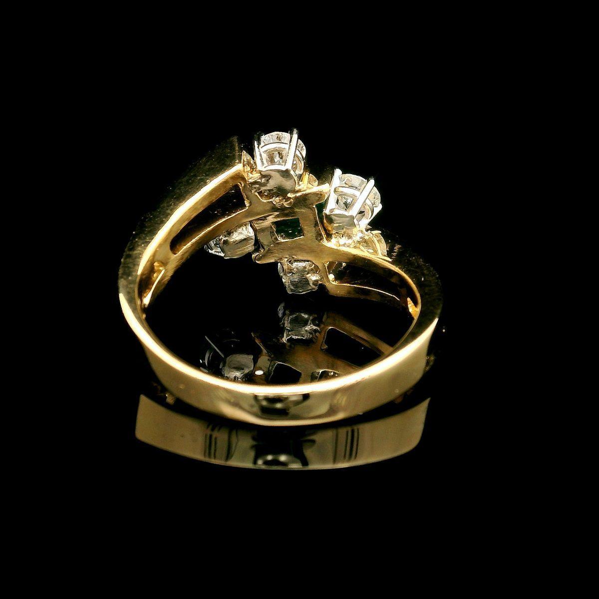 Bague cocktail de haute qualité en or jaune 18 carats avec émeraudes et diamants ajourés sur les côtés Bon état - En vente à Montclair, NJ
