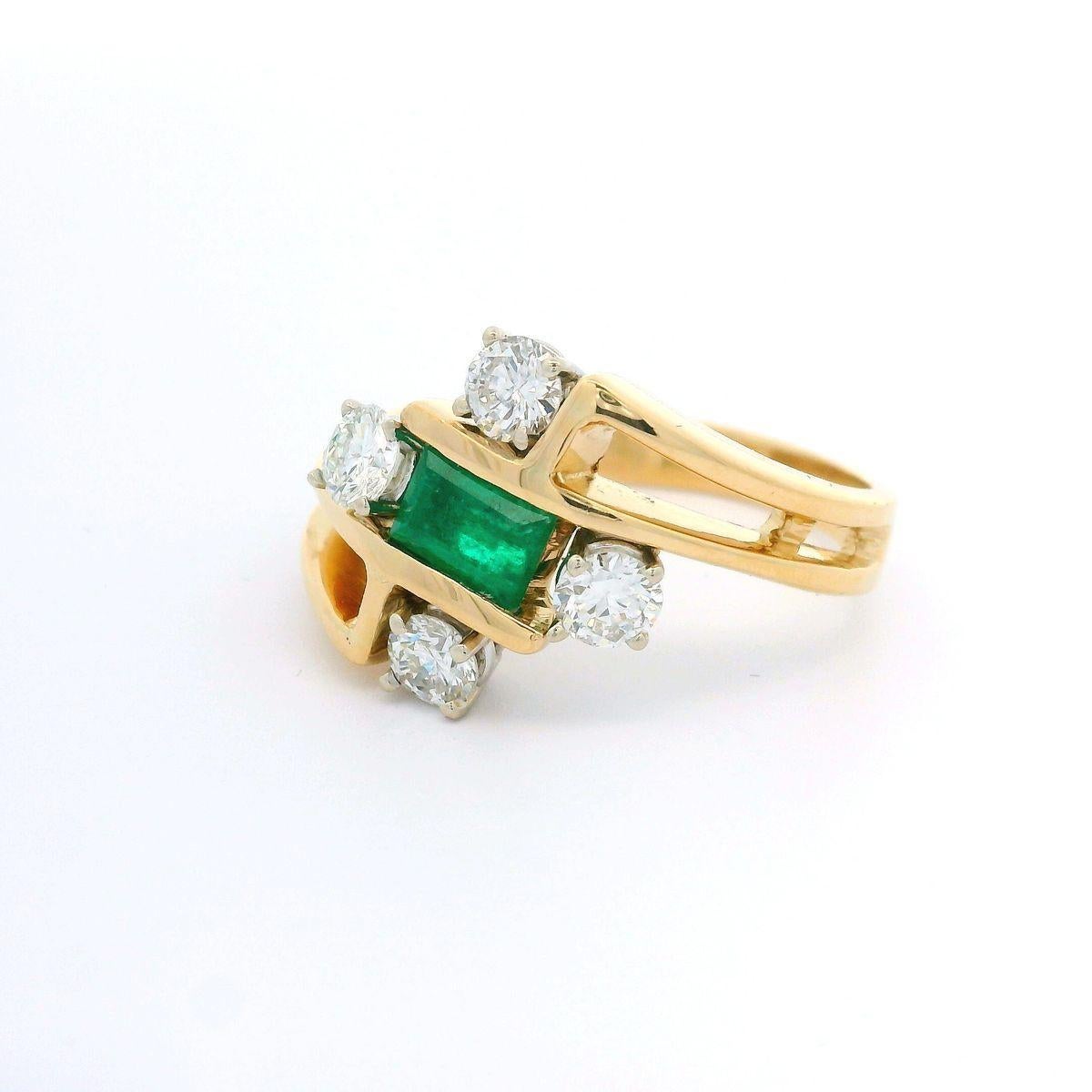 Bague cocktail de haute qualité en or jaune 18 carats avec émeraudes et diamants ajourés sur les côtés en vente 2