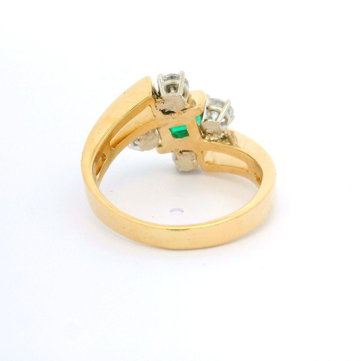 Bague cocktail de haute qualité en or jaune 18 carats avec émeraudes et diamants ajourés sur les côtés en vente 3