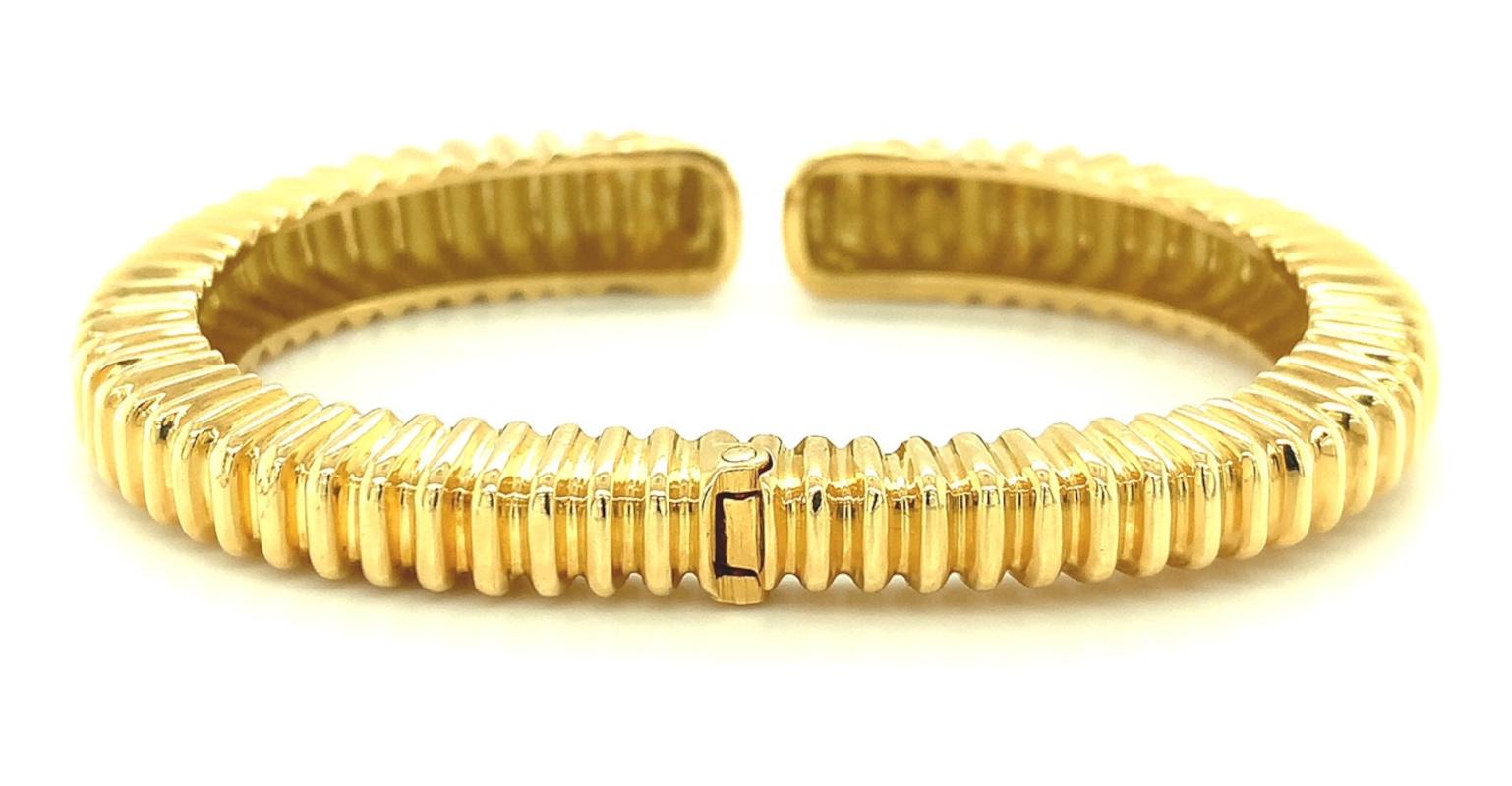Hinged Scalloped 18K Yellow Gold Cuff Bracelet In New Condition For Sale In Los Angeles, CA