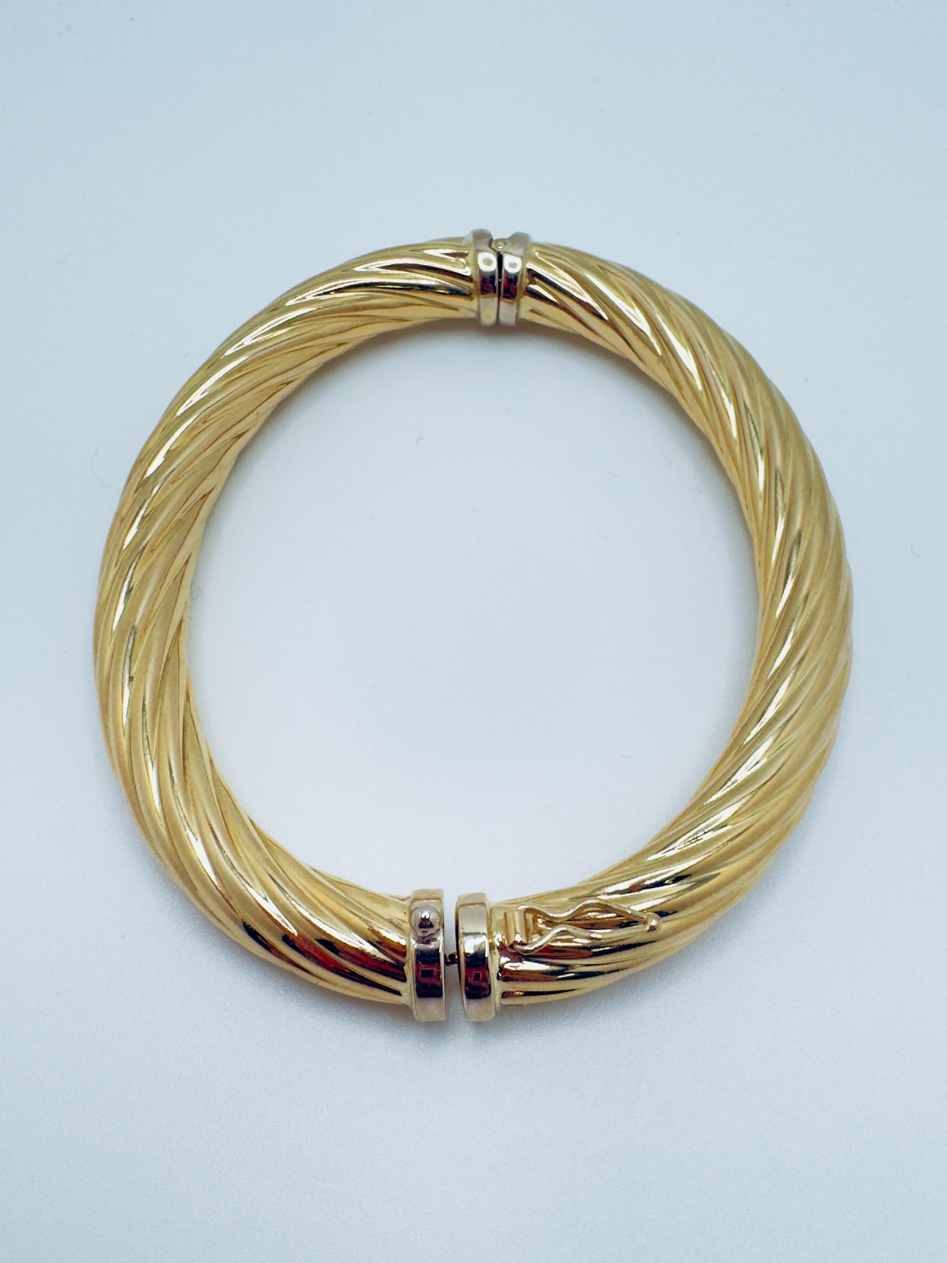 Pulsera brazalete hueca de oro amarillo de 18 quilates Art Decó en venta