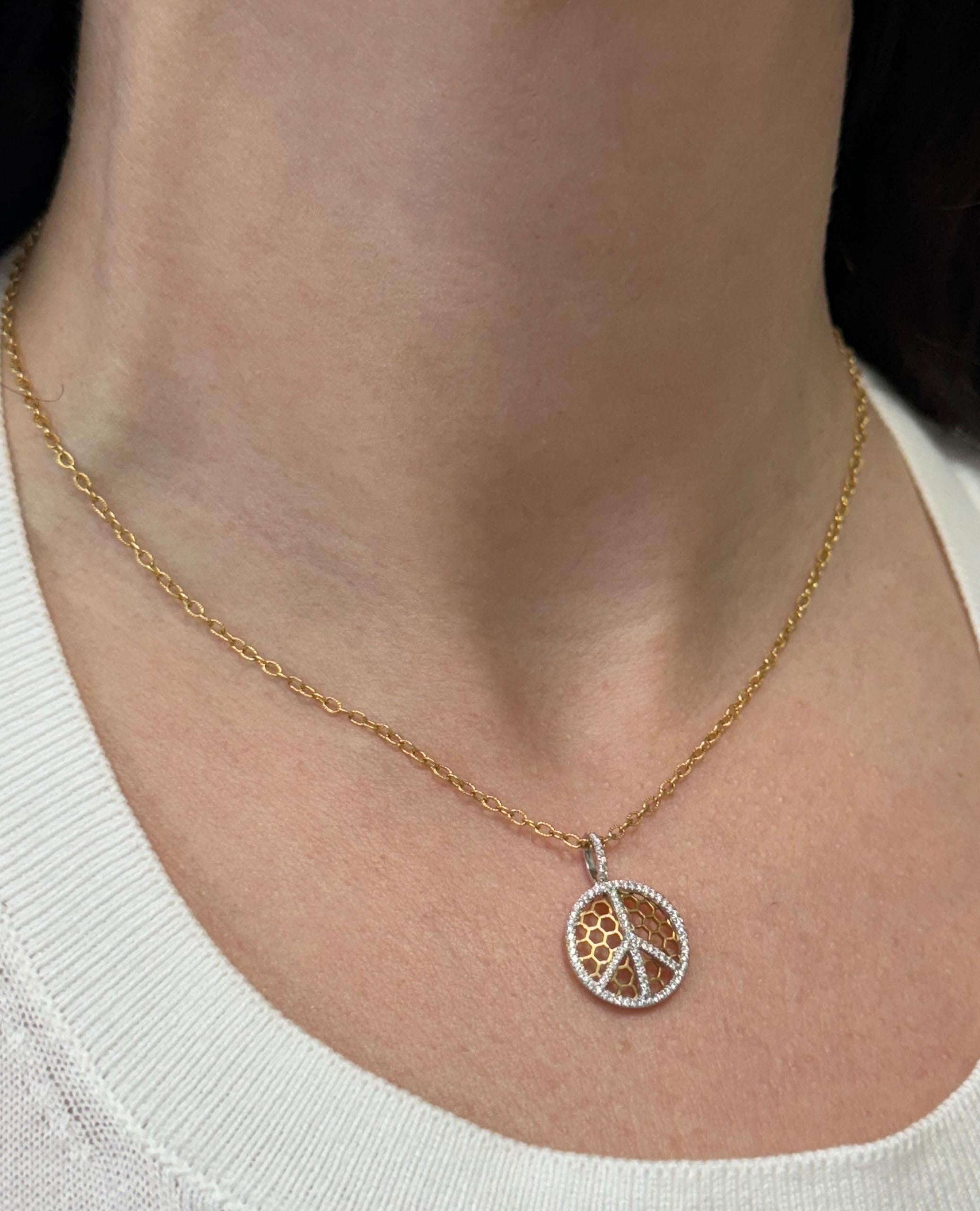 Collana Peace Sign in oro giallo 18 carati con dettaglio a nido d'ape, finitura opaca e diamanti da 0,30 carati. 

*Il ciondolo è montato su una catena in oro giallo 18 carati di 16 pollici.