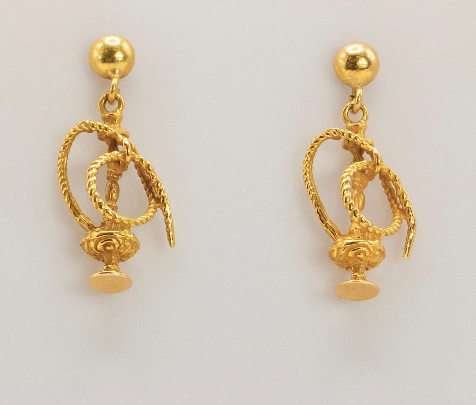 18k Yellow Gold Hookah Dangle Earrings

Make a statement with these distinctive 18K yellow gold hookah dangle earrings—an eye-catching blend of artistry and elegance.

Measuring approximately 1 inch in length, these unique earrings offer a refined