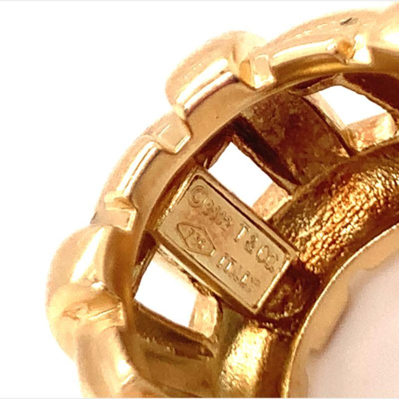 Ces saisissantes et remarquables boucles d'oreilles à cerceau de Tiffany & Co. mettent en valeur l'élégance intemporelle et le savoir-faire impeccable de la marque. Réalisées en luxueux or jaune 18 carats, ces boucles d'oreilles présentent un motif