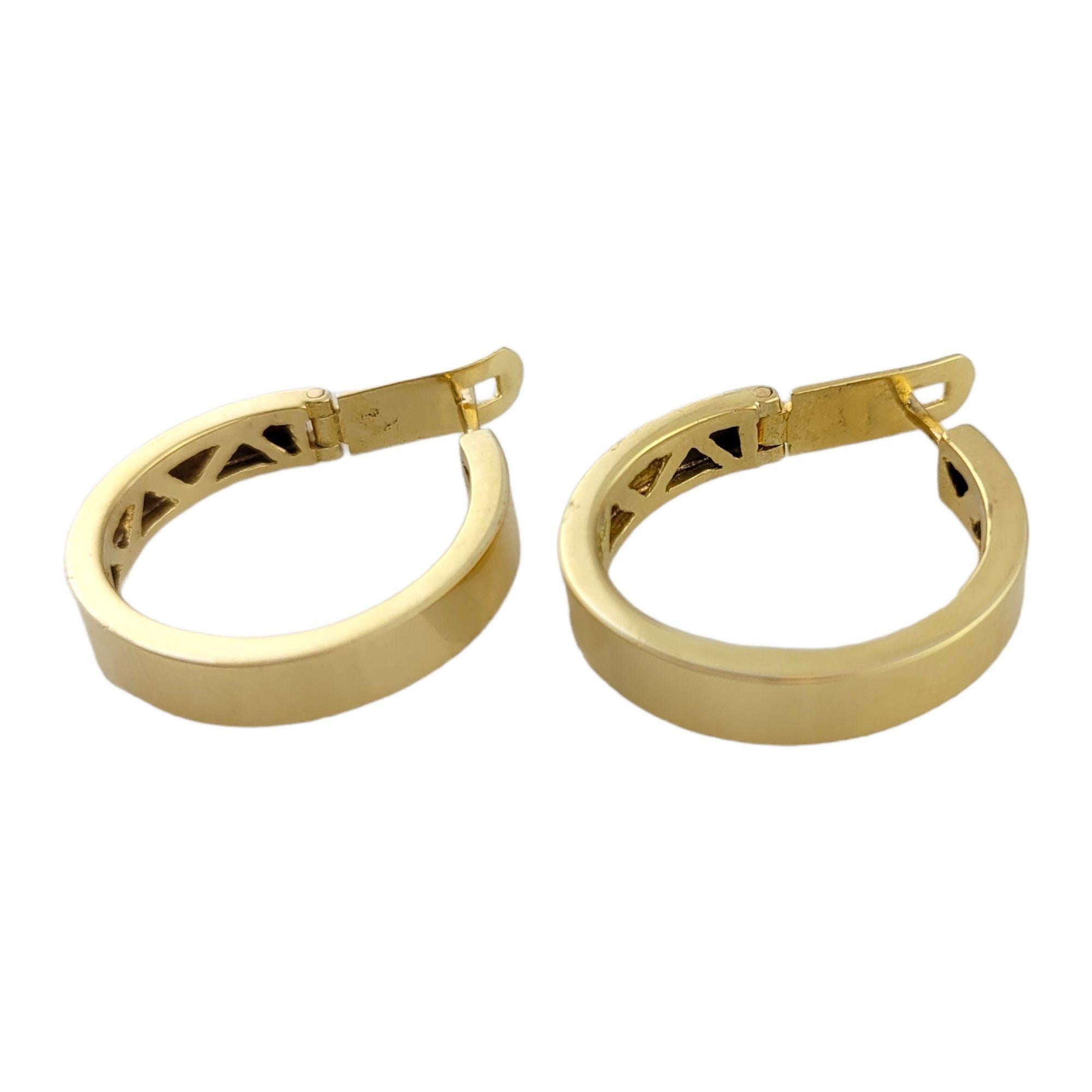 Vintage 18K Yellow Gold Hoops

These beautiful flat hoops are made from 18K yellow gold!

Size: 24mm X 30mm X 5mm

Weight: 6.2 g/ 3.9 dwt

Hallmark: 18K 22599

Very good condition, professionally polished.

Will come packaged in a gift box or pouch