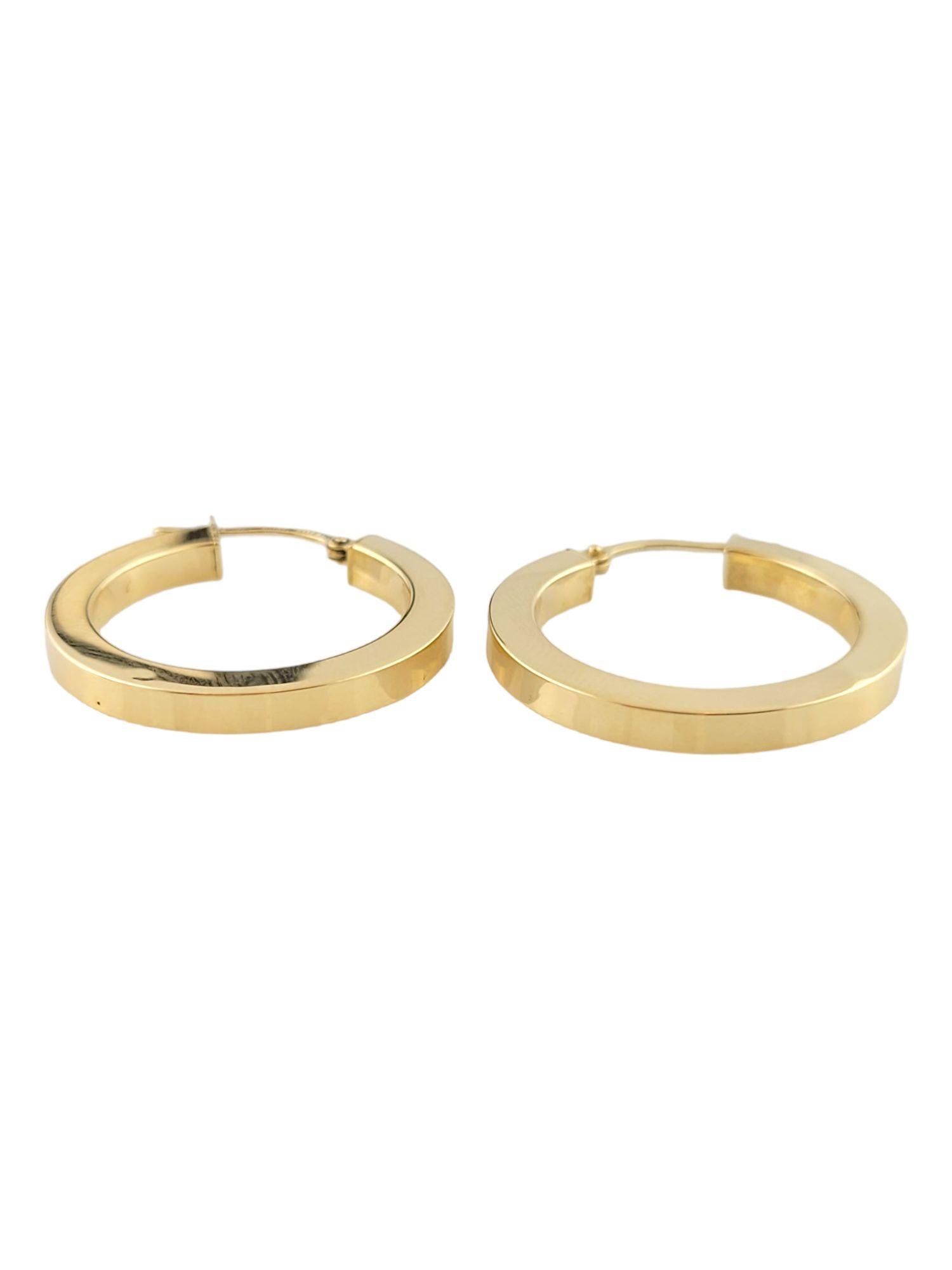 Vintage 18K Gelbgold Creolen

Klassisches, wunderschönes Set mit Ohrringen aus 18 Karat Gold!

Größe: 27mm X 26mm X 3mm

Gewicht: 2,4 g/ 1,5 dwt

Punze: 750 Italien Miilor

Sehr guter Zustand, professionell poliert.

Wird in einem Geschenkkarton