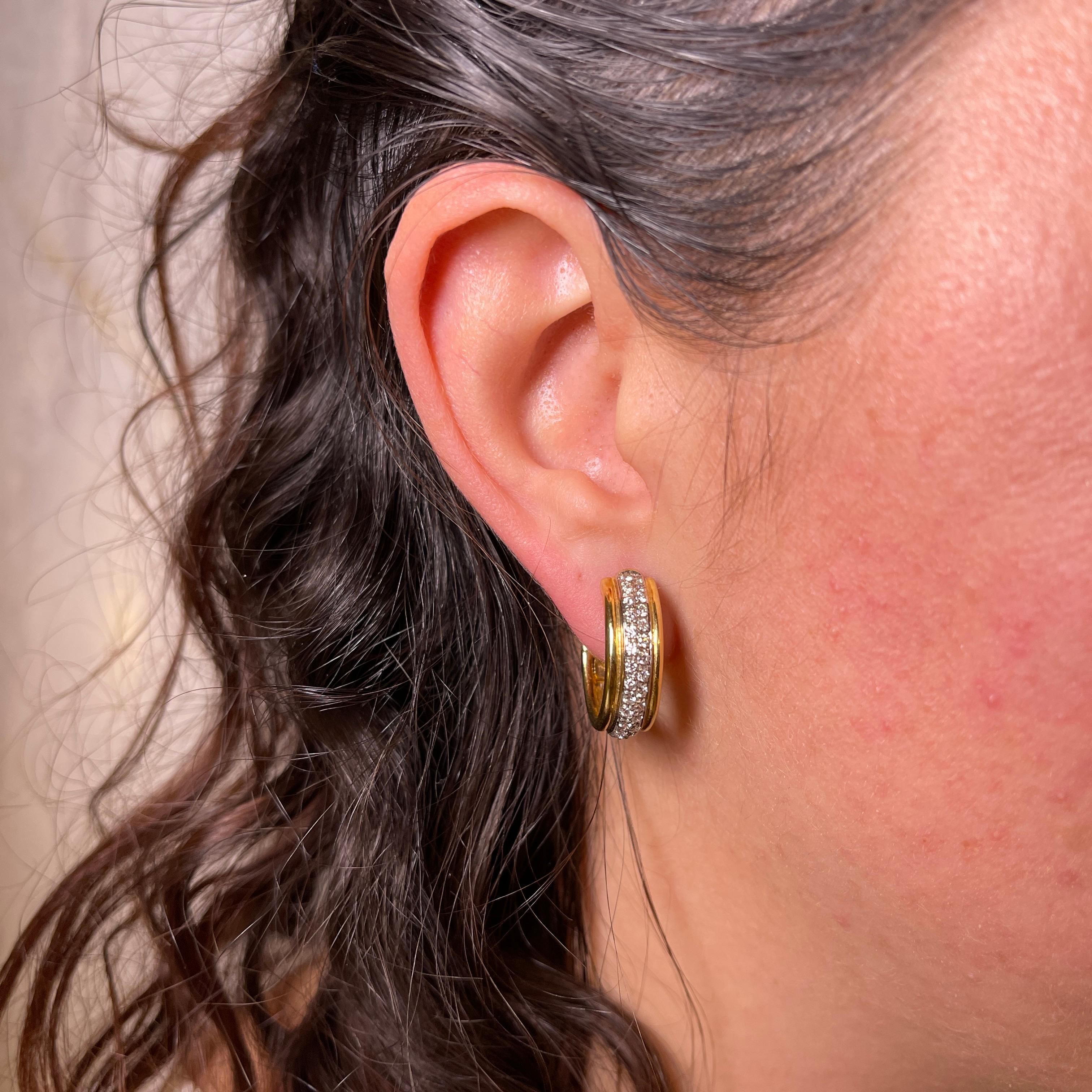 18K Yellow Gold Hoop Earrings with Diamonds In New Condition For Sale In Bergamo, BG