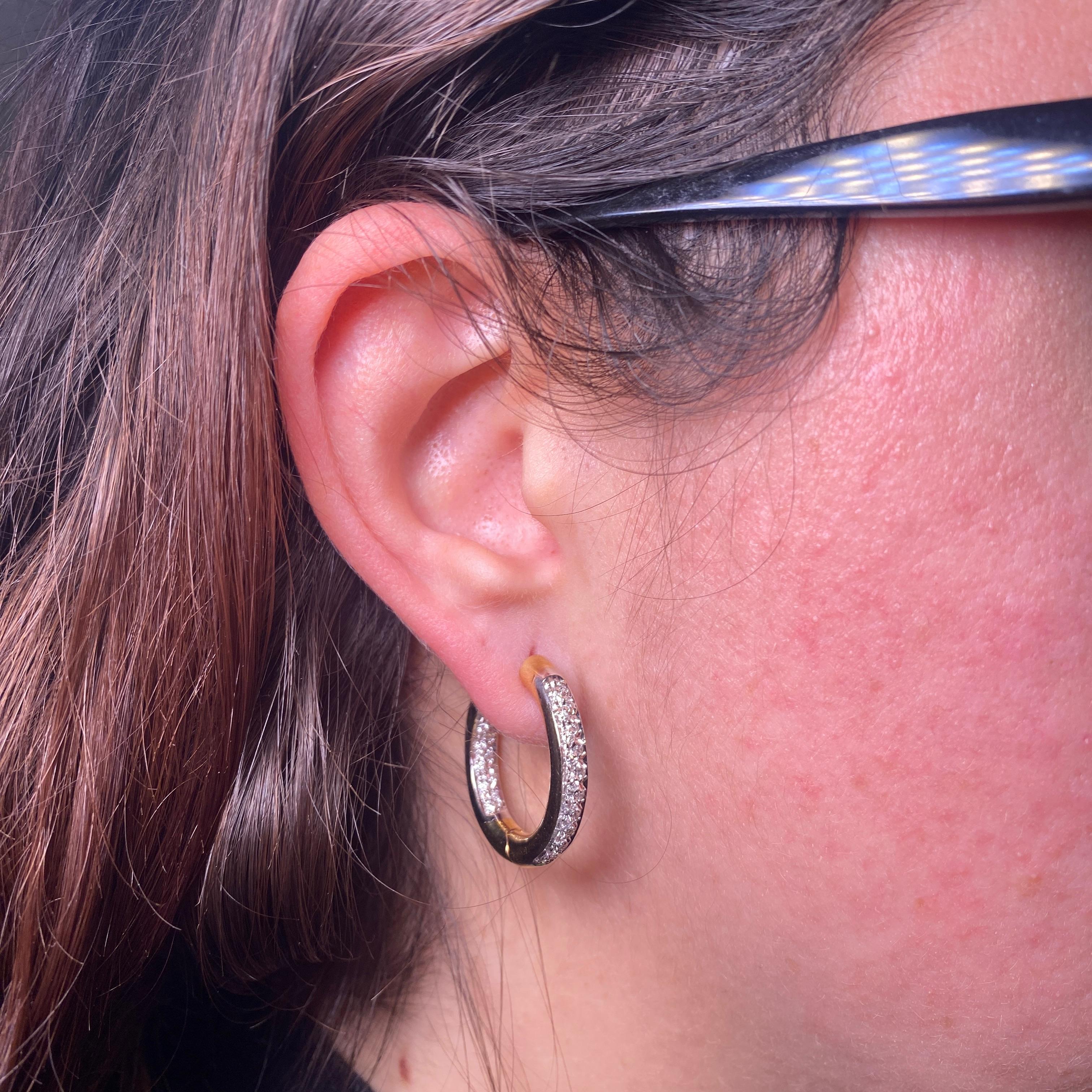 18K Yellow Gold Hoop Earrings with Inside-Out Diamond Pavé In New Condition For Sale In Bergamo, BG