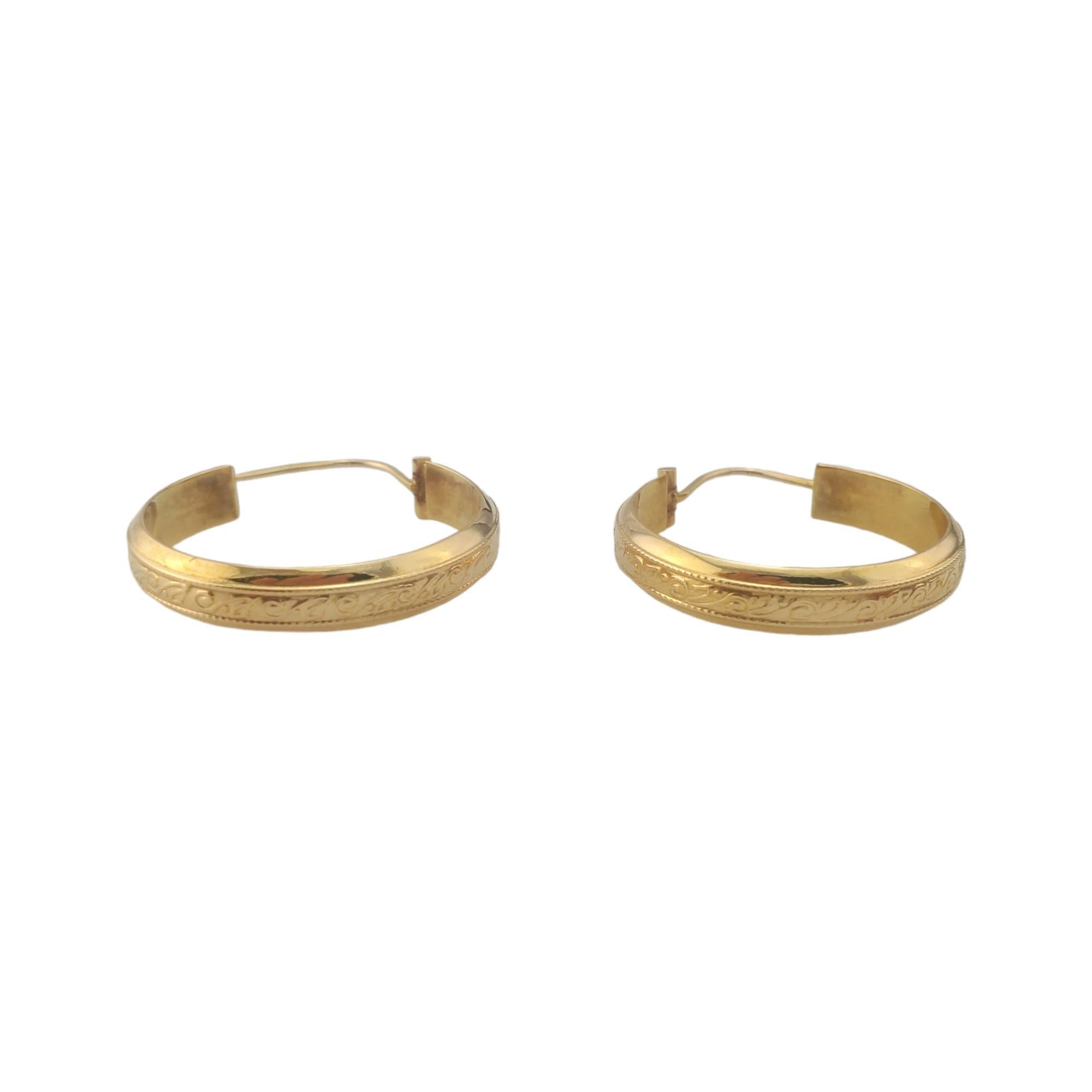 18K Yellow Gold Hoop Earrings with Scrolling Design

Elegant hoop earrings with vine design and v-lock closure in 18K yellow gold.

Hallmark: 750 AR

Weight: 3.4 g/ 2.2 dwt.

Size: 28.4 mm X 5.1 mm X 1.7 mm

Very good condition, professionally