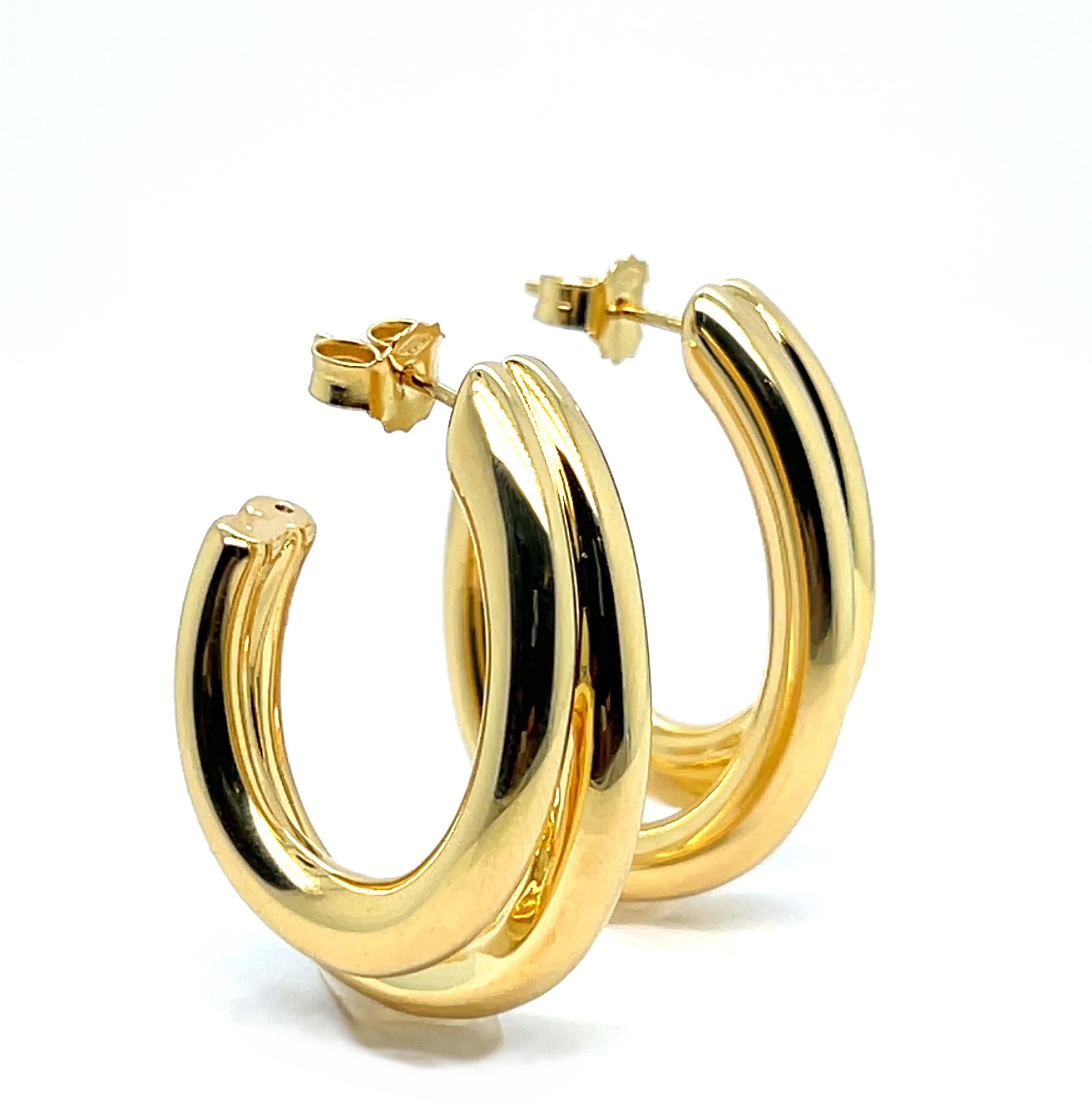 Questo squisito paio di orecchini a cerchio in oro giallo 18k di Mesure et art du temps cattura perfettamente l'essenza della raffinatezza e dell'artigianato francese.
Interamente realizzati in oro giallo 18 carati, questi orecchini presentano una