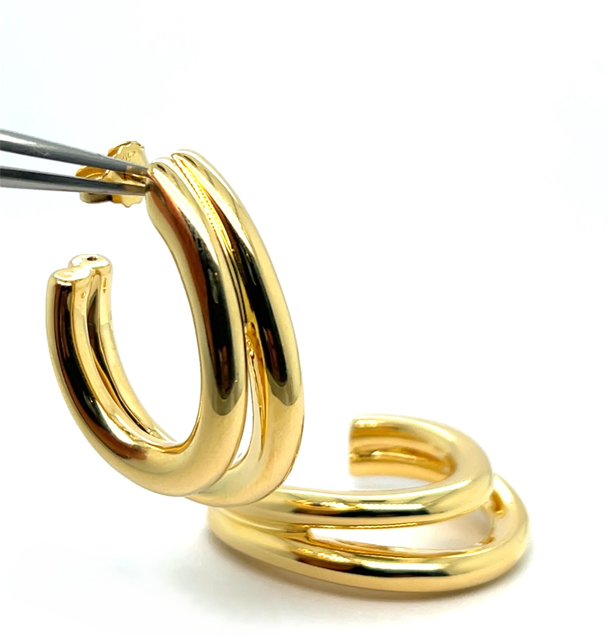 Barocco Orecchini a cerchio in oro giallo 18K con charme in oro massiccio in vendita