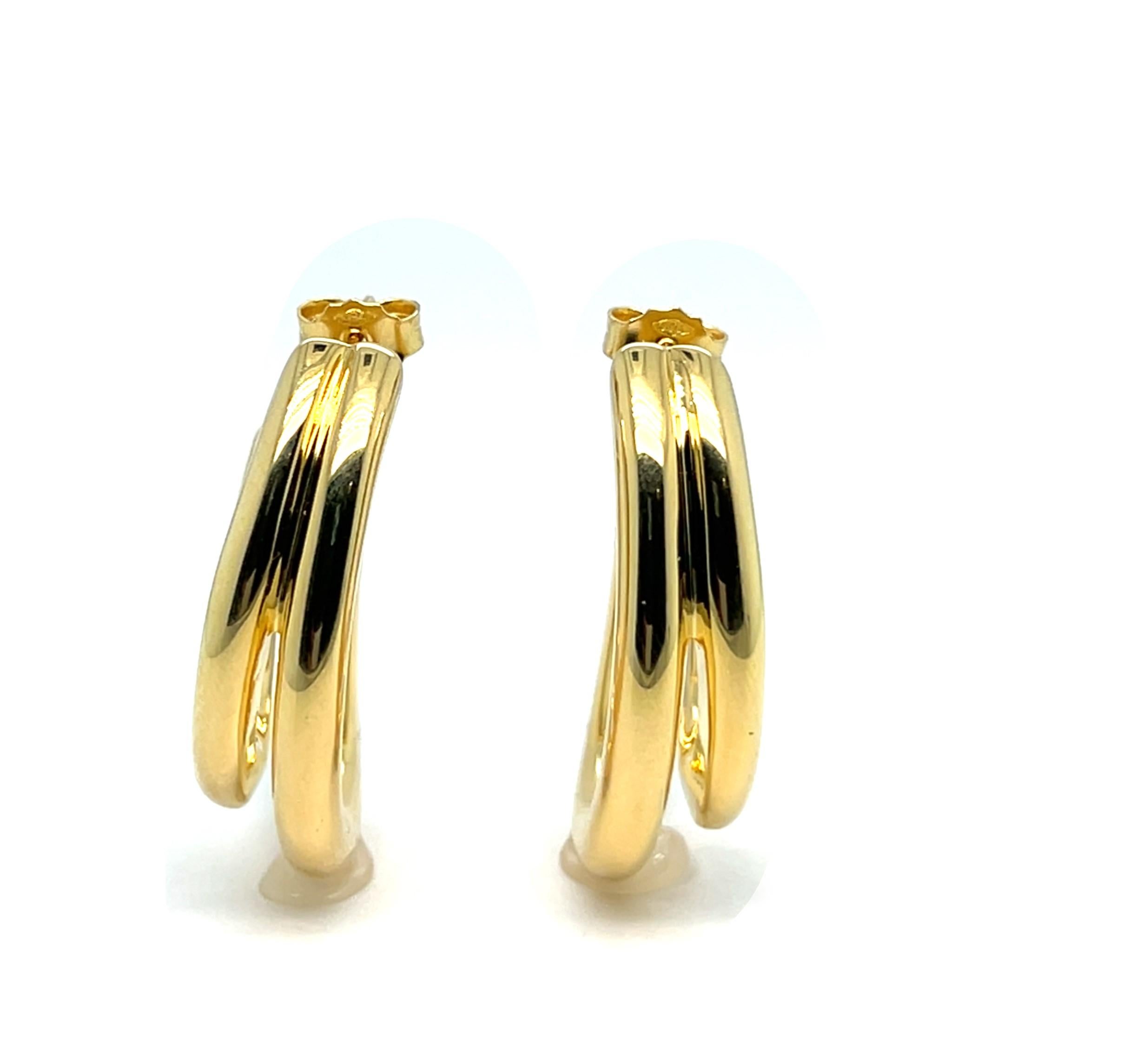 Orecchini a cerchio in oro giallo 18K con charme in oro massiccio In condizioni Nuovo in vendita a Vannes, FR