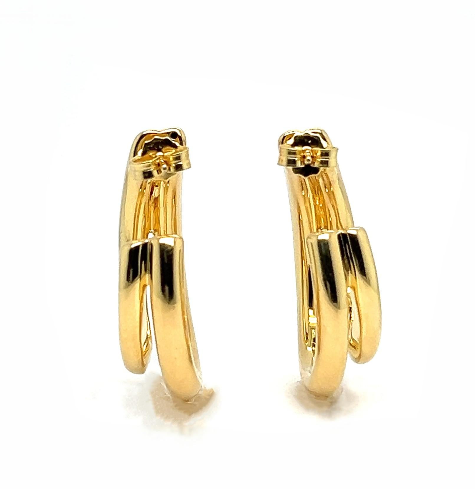 Donna Orecchini a cerchio in oro giallo 18K con charme in oro massiccio in vendita