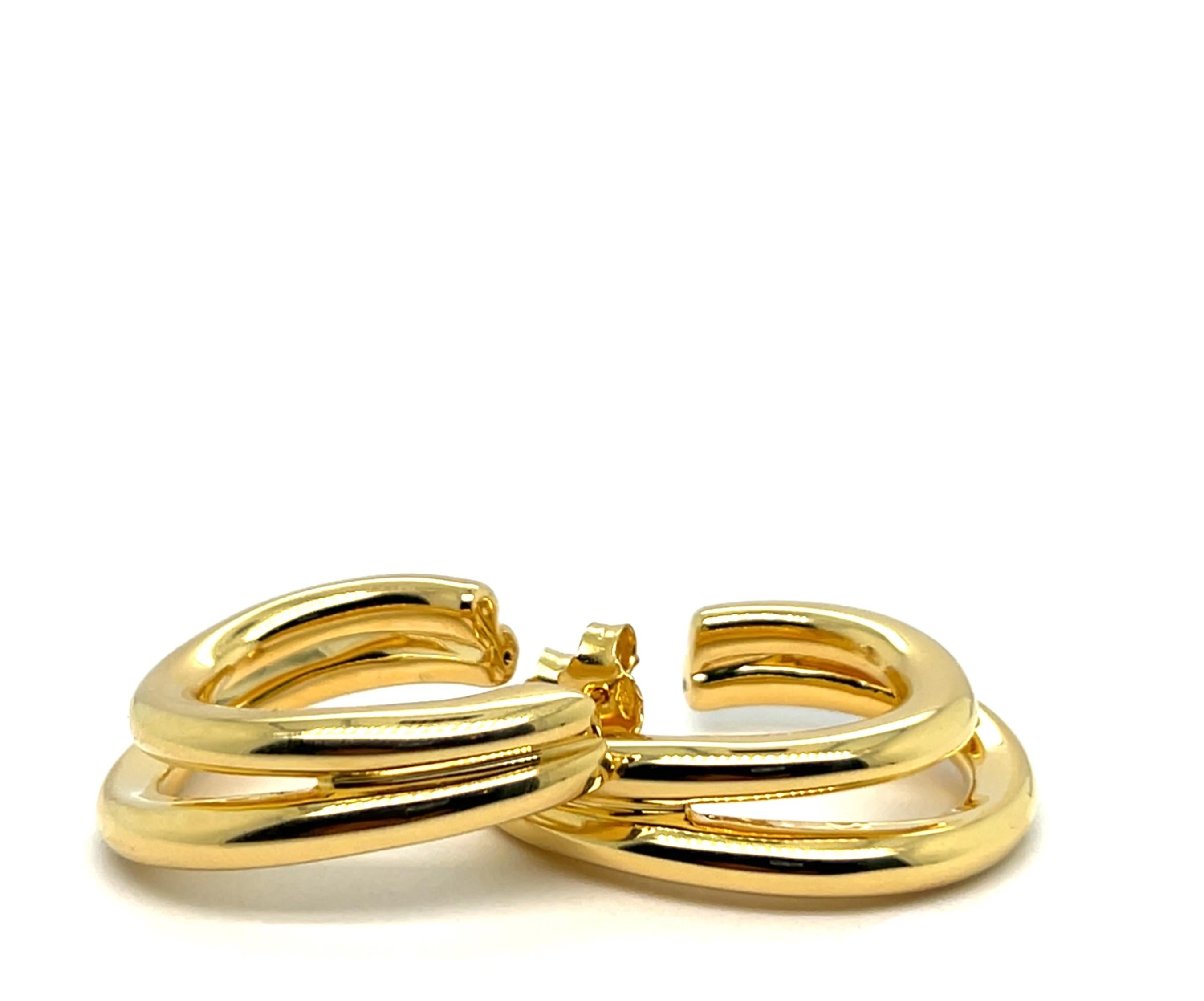 Orecchini a cerchio in oro giallo 18K con charme in oro massiccio in vendita 1