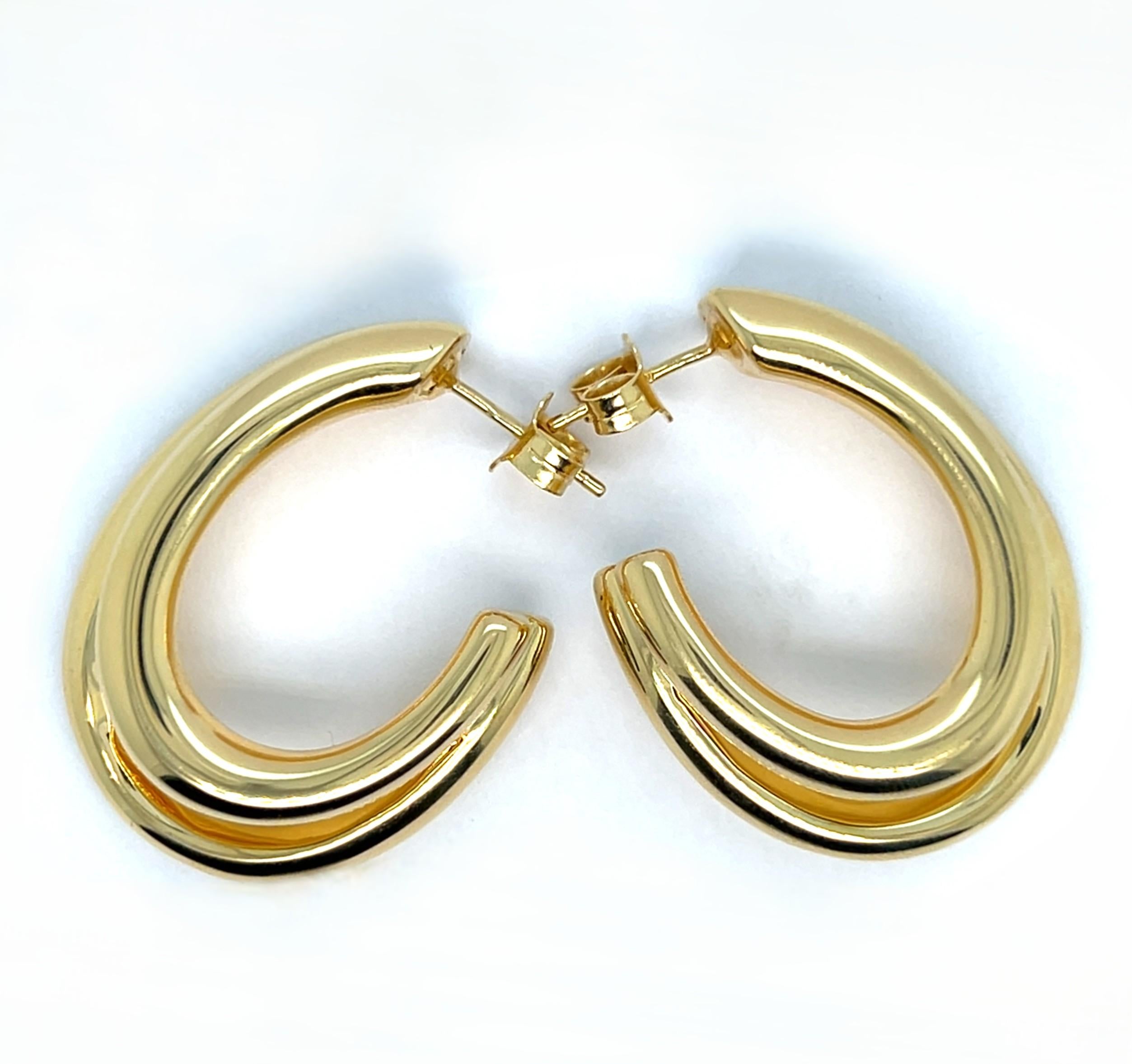 Orecchini a cerchio in oro giallo 18K con charme in oro massiccio in vendita 2