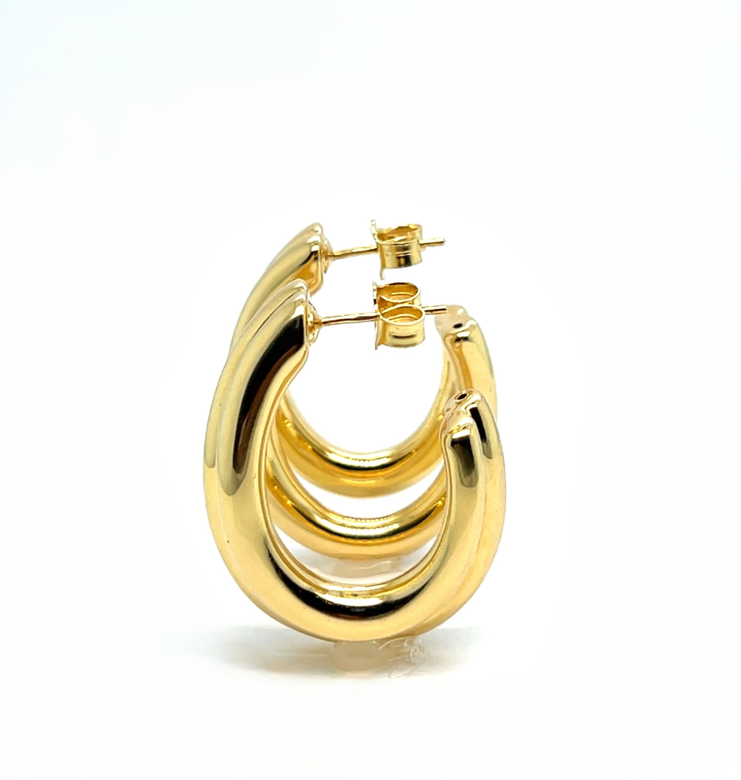 Orecchini a cerchio in oro giallo 18K con charme in oro massiccio in vendita 3