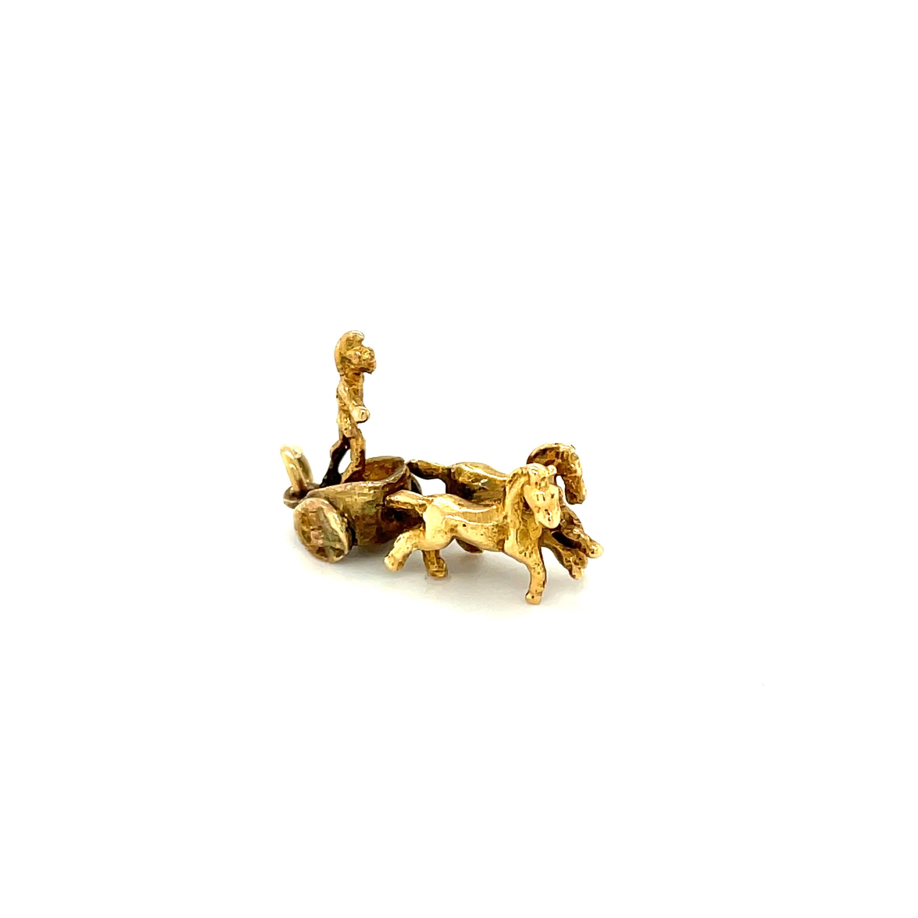 18k Yellow Gold Horse and Chariot Charm In Good Condition For Sale In New York, NY