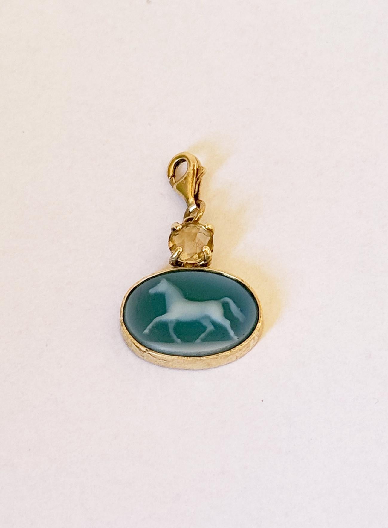 Colliers à breloques camée cheval en or jaune 18 carats, agate vert foncé et citrine en vente 4