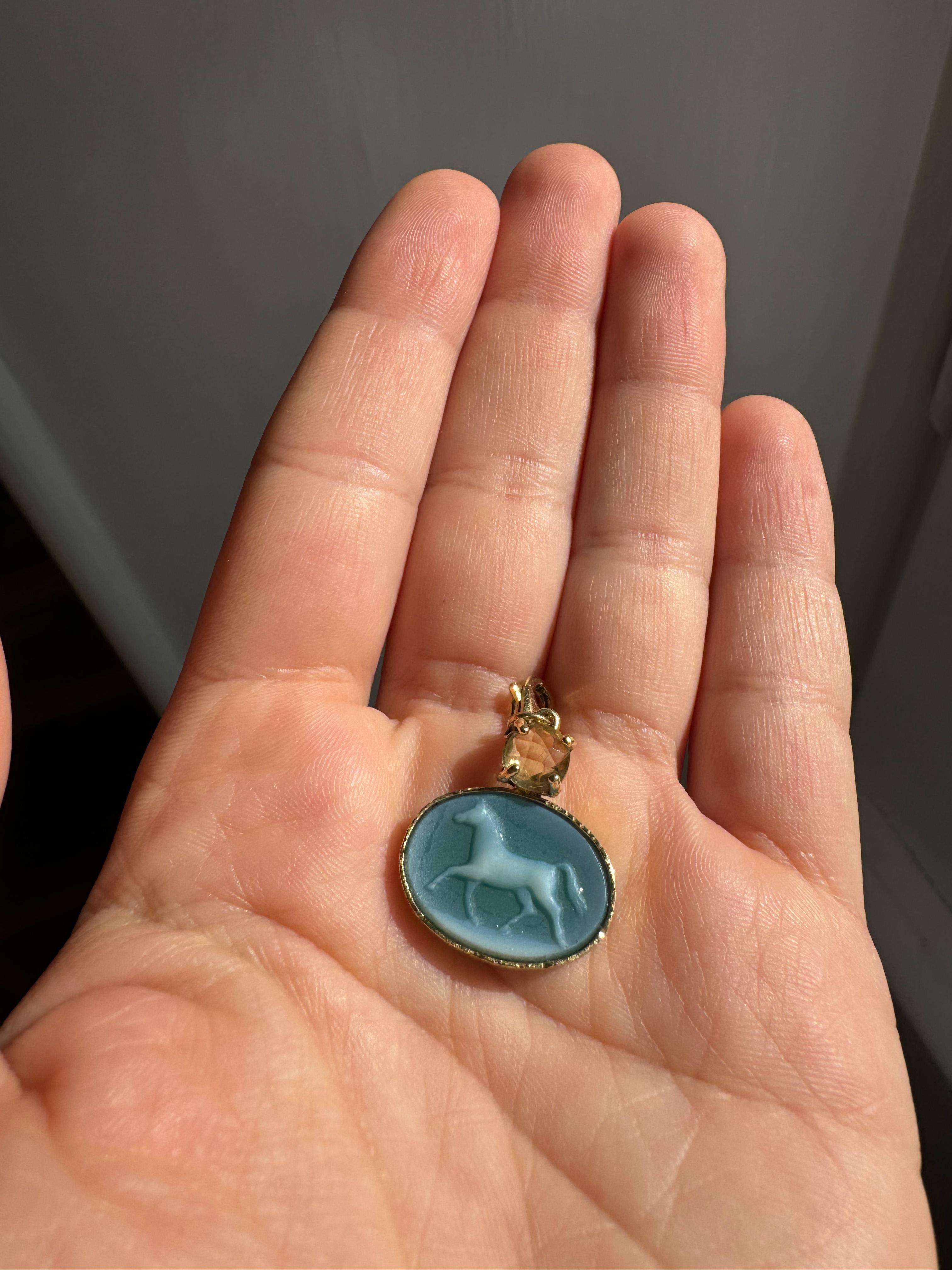 Taille ovale Colliers à breloques camée cheval en or jaune 18 carats, agate vert foncé et citrine en vente