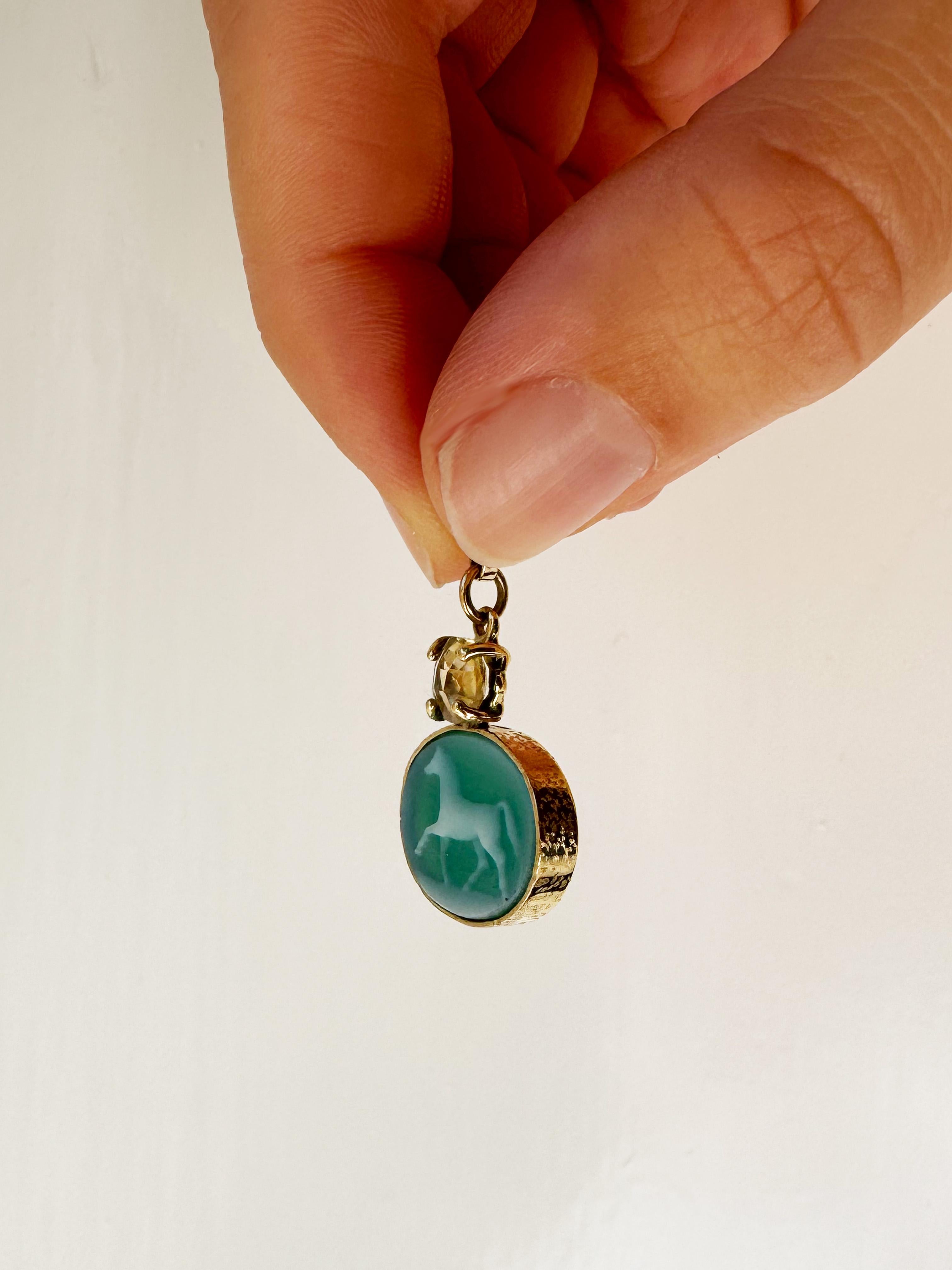 Colliers à breloques camée cheval en or jaune 18 carats, agate vert foncé et citrine en vente 1