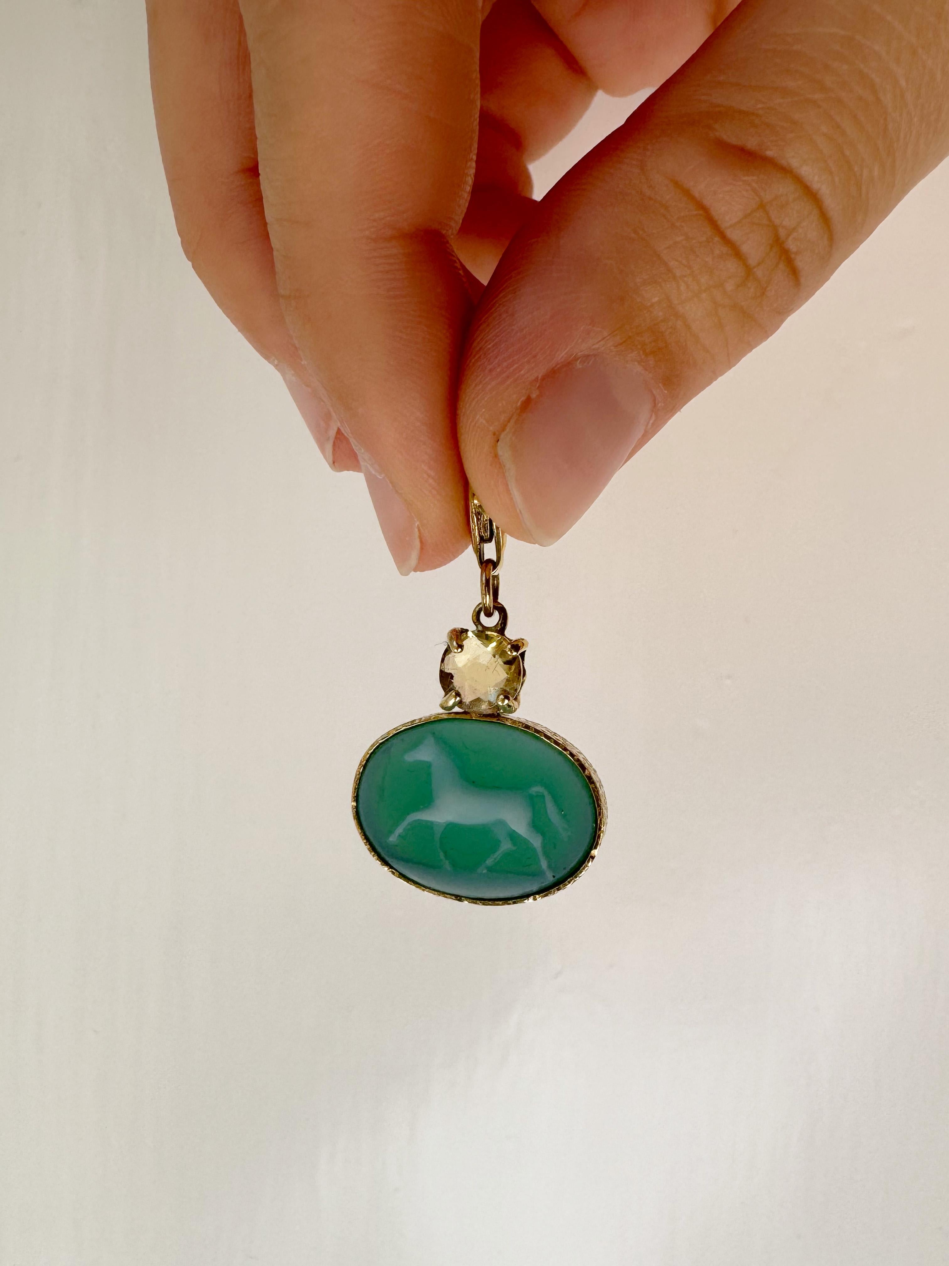 Colliers à breloques camée cheval en or jaune 18 carats, agate vert foncé et citrine en vente 2