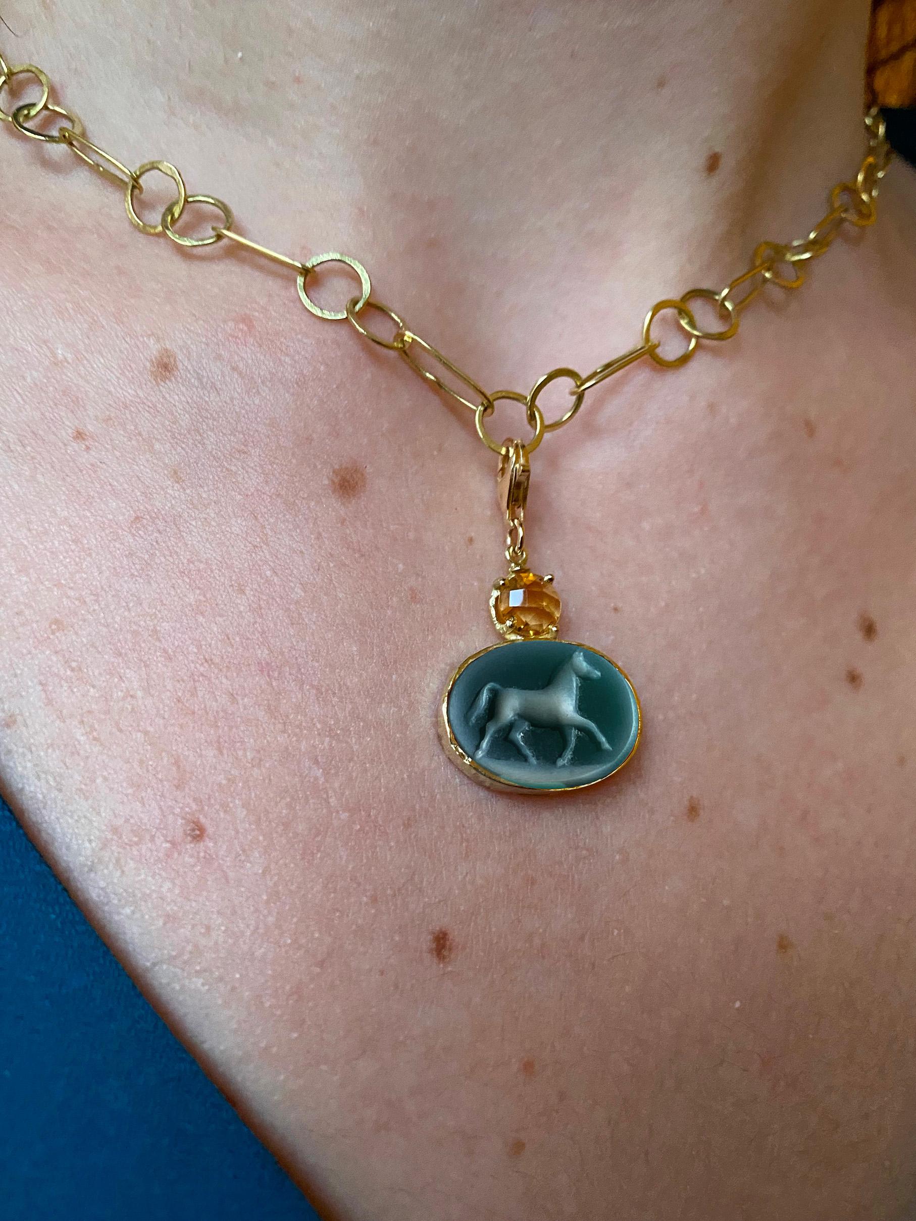 Colliers à breloques camée cheval en or jaune 18 carats, agate vert foncé et citrine en vente 3