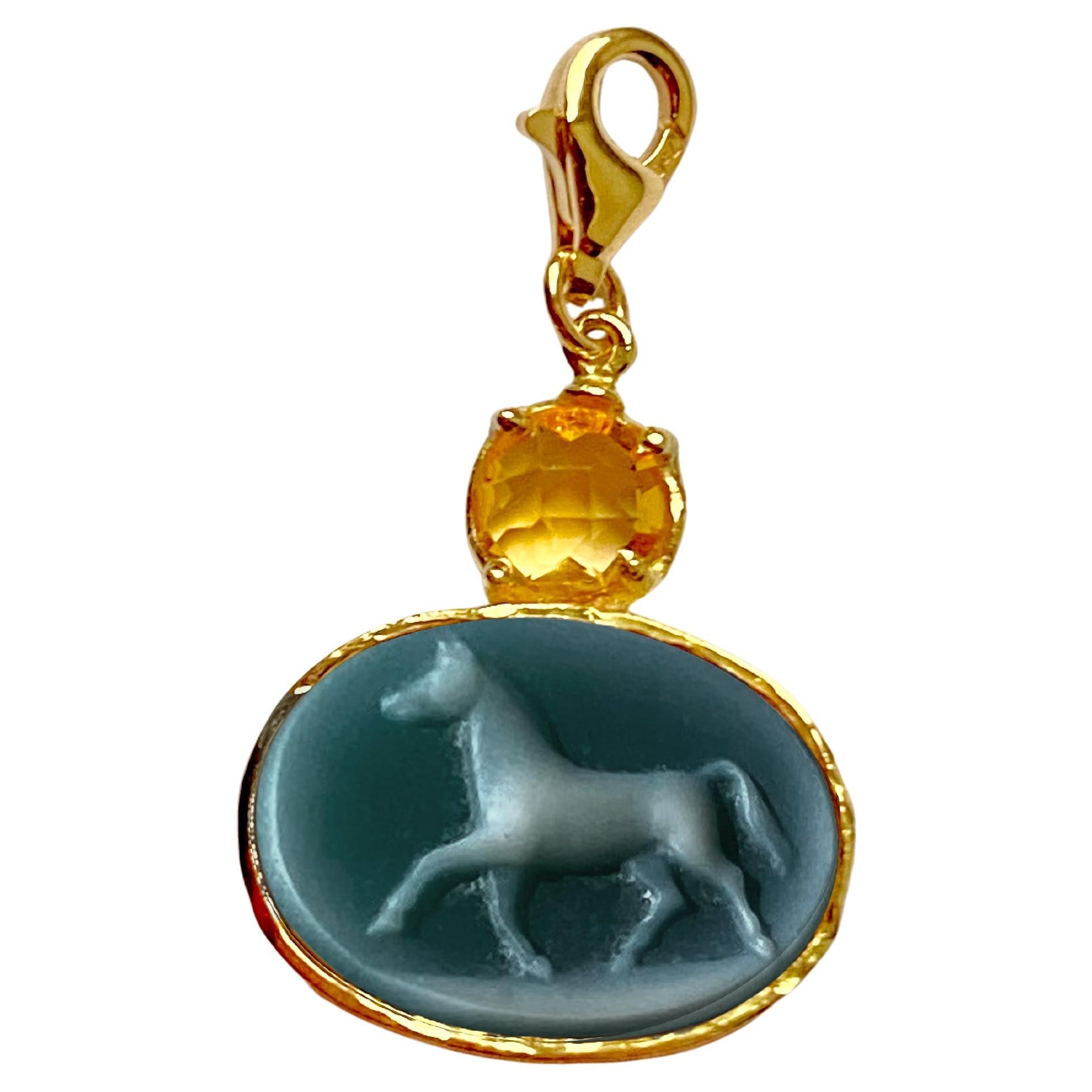 Colliers à breloques camée cheval en or jaune 18 carats, agate vert foncé et citrine en vente