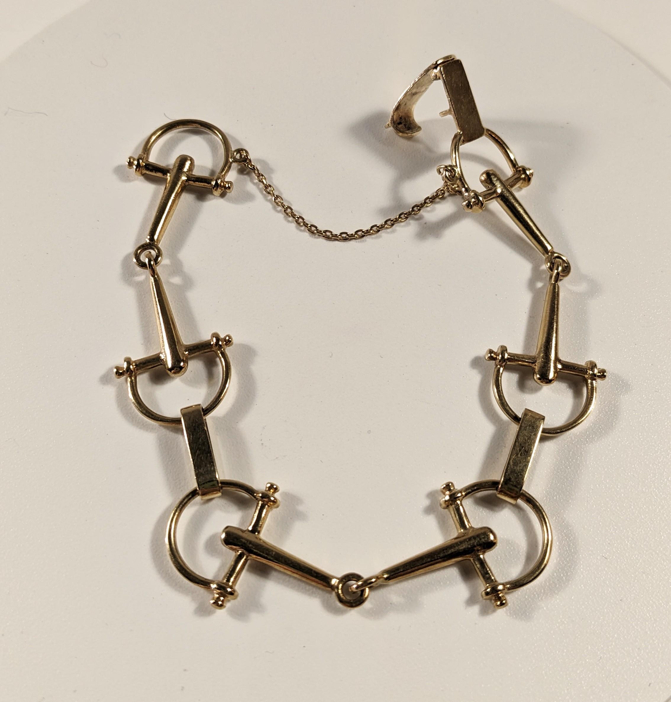 18K Gelbgold Pferd Trense Gebiss Armband Stil Hermes
Damenarmband aus 18 Karat Gelbgold. Gliederarmband mit Steigbügelgliedern. 
Vintage-Armband mit dem ikonischen Trensengebiss-Motiv aus 18 Karat Gelbgold. 

 Es misst 20cm/ 7,87in  in der Länge und