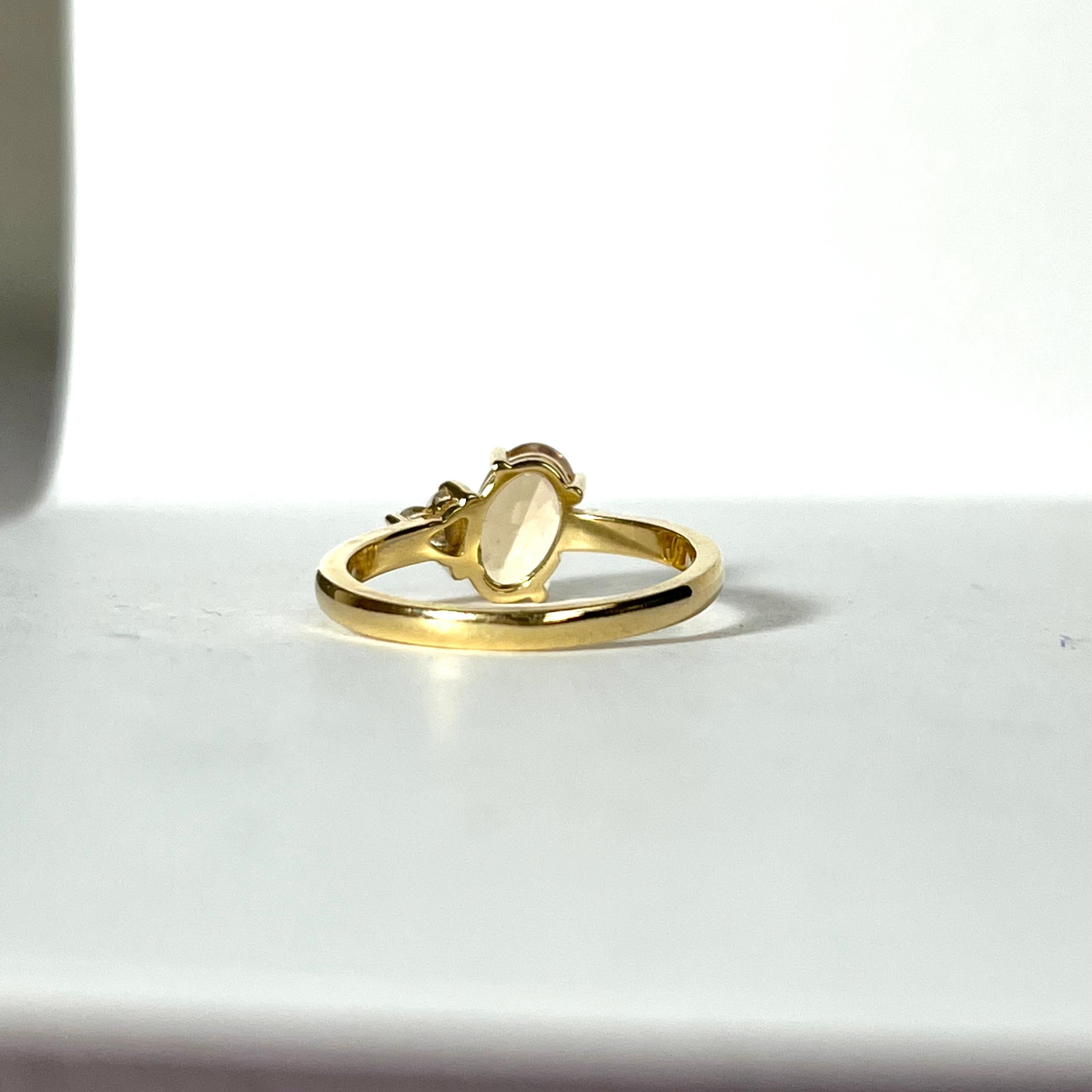 Une magnifique topaze impériale et des diamants sertis dans un bracelet en or jaune 18 carats.

La topaze est de taille ovale et le diamant est en forme de cœur, qu'il soit naturel ou extrait du sol.

La topaze mesure 8x5mm et le diamant 4mm, .25ct
