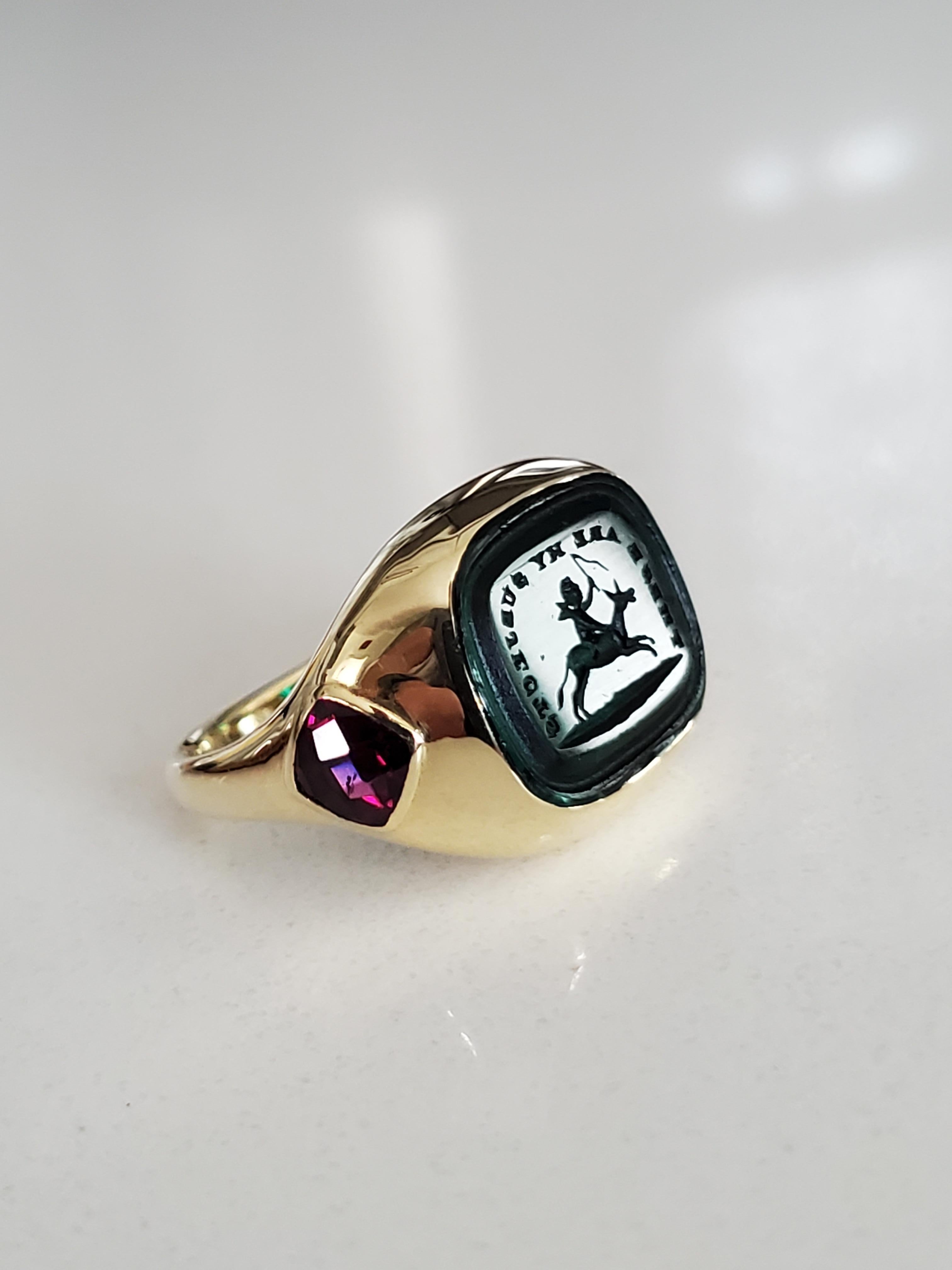 Taglio francese Anello con firma d'amore in oro giallo 18 carati con rodolite in vendita