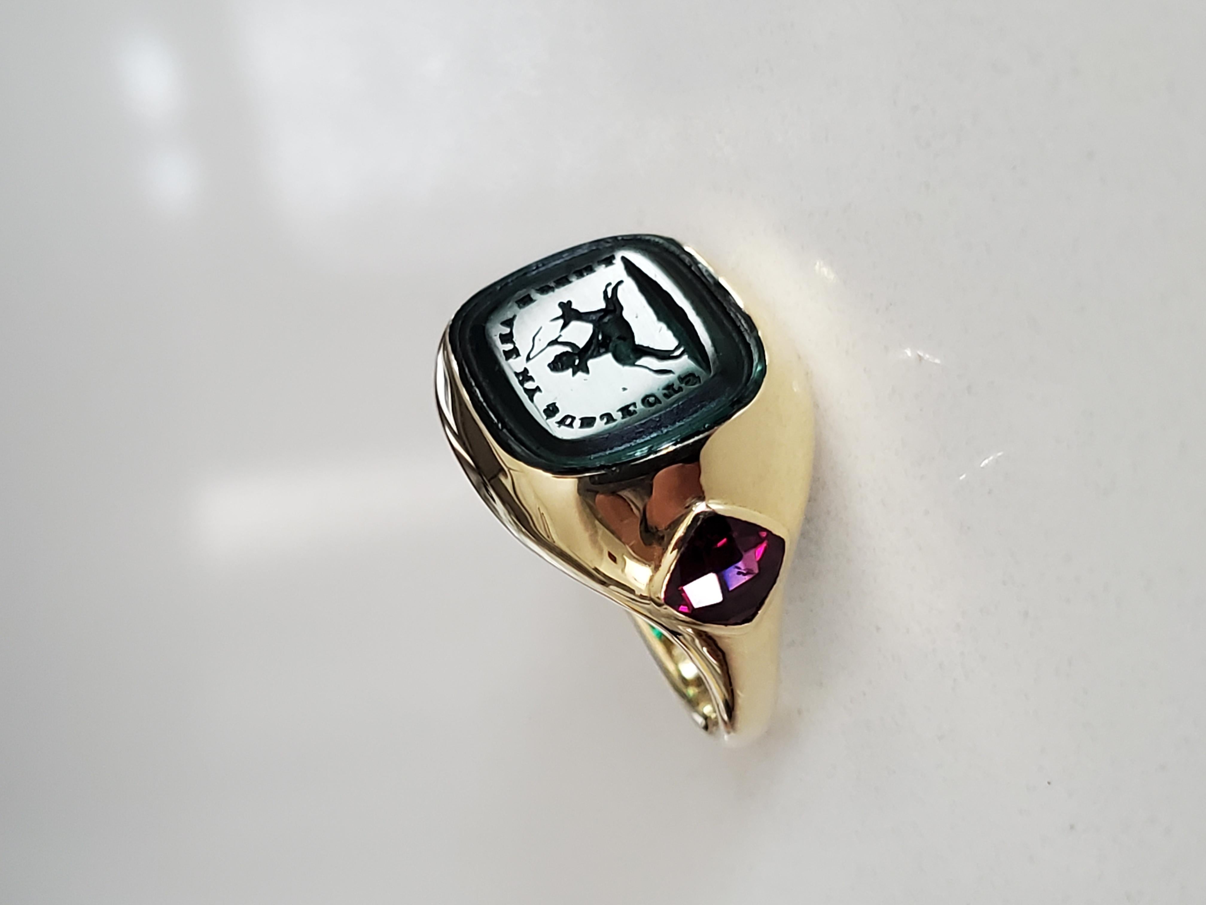 Anello con firma d'amore in oro giallo 18 carati con rodolite in vendita 1