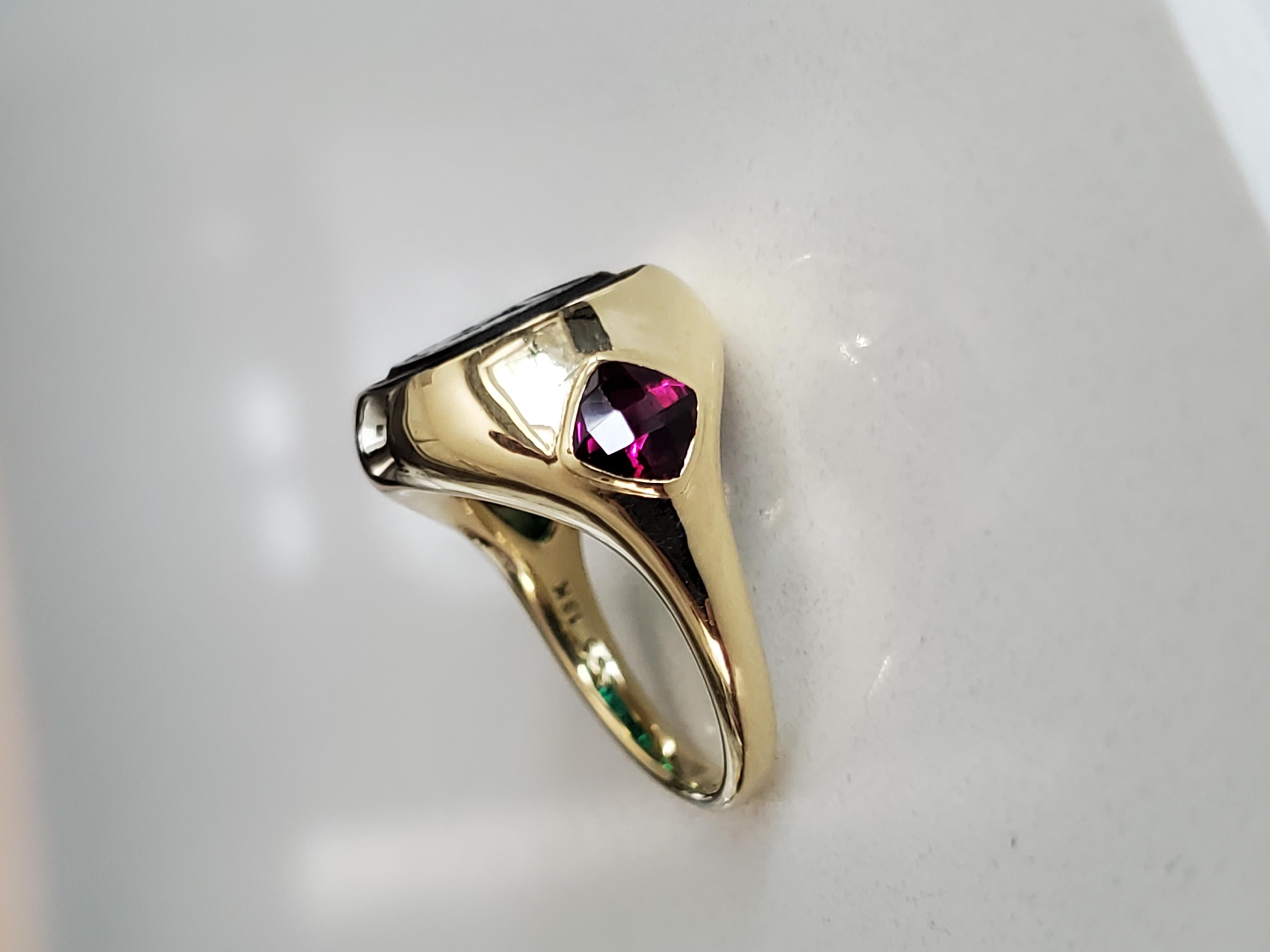Anello con firma d'amore in oro giallo 18 carati con rodolite in vendita 2