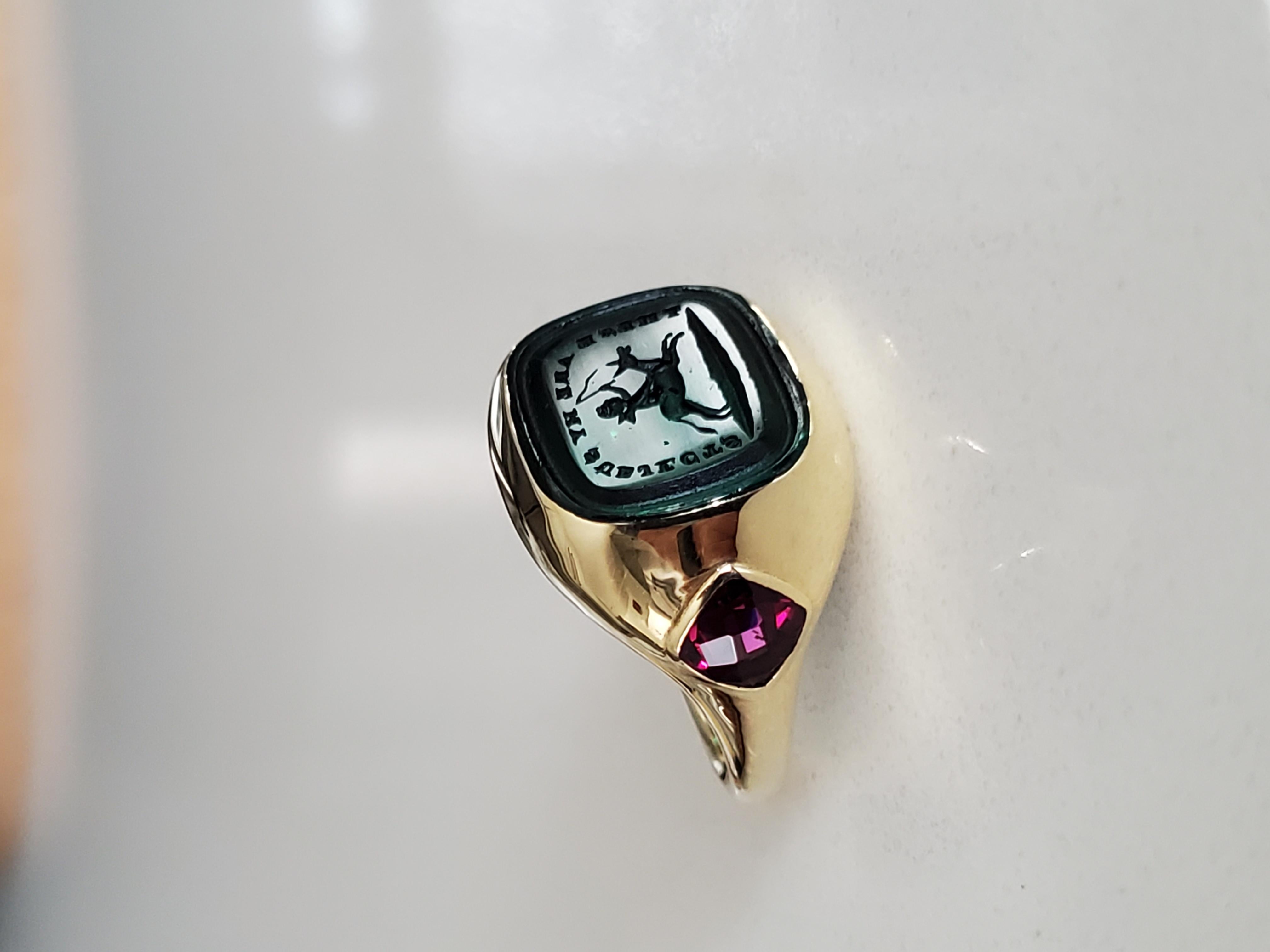 Anello con firma d'amore in oro giallo 18 carati con rodolite in vendita 3