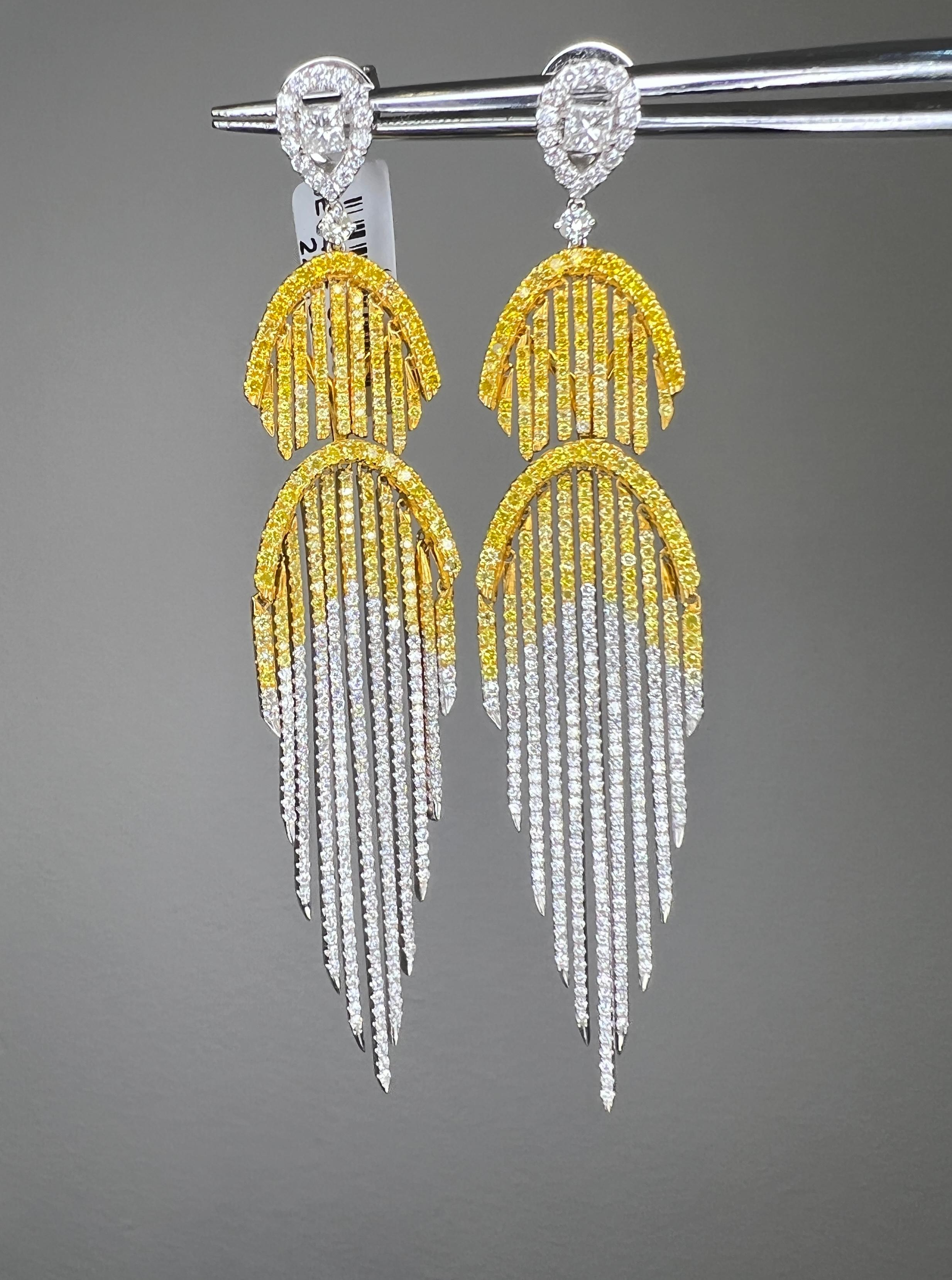 Un vero capolavoro di artigianato e design, questi straordinari orecchini a lampadario con frangia di 3 pollici mostrano un'elegante transizione di diamanti gialli e bianchi, per un totale di 4,40 carati. Meticolosamente incastonata con 816 diamanti