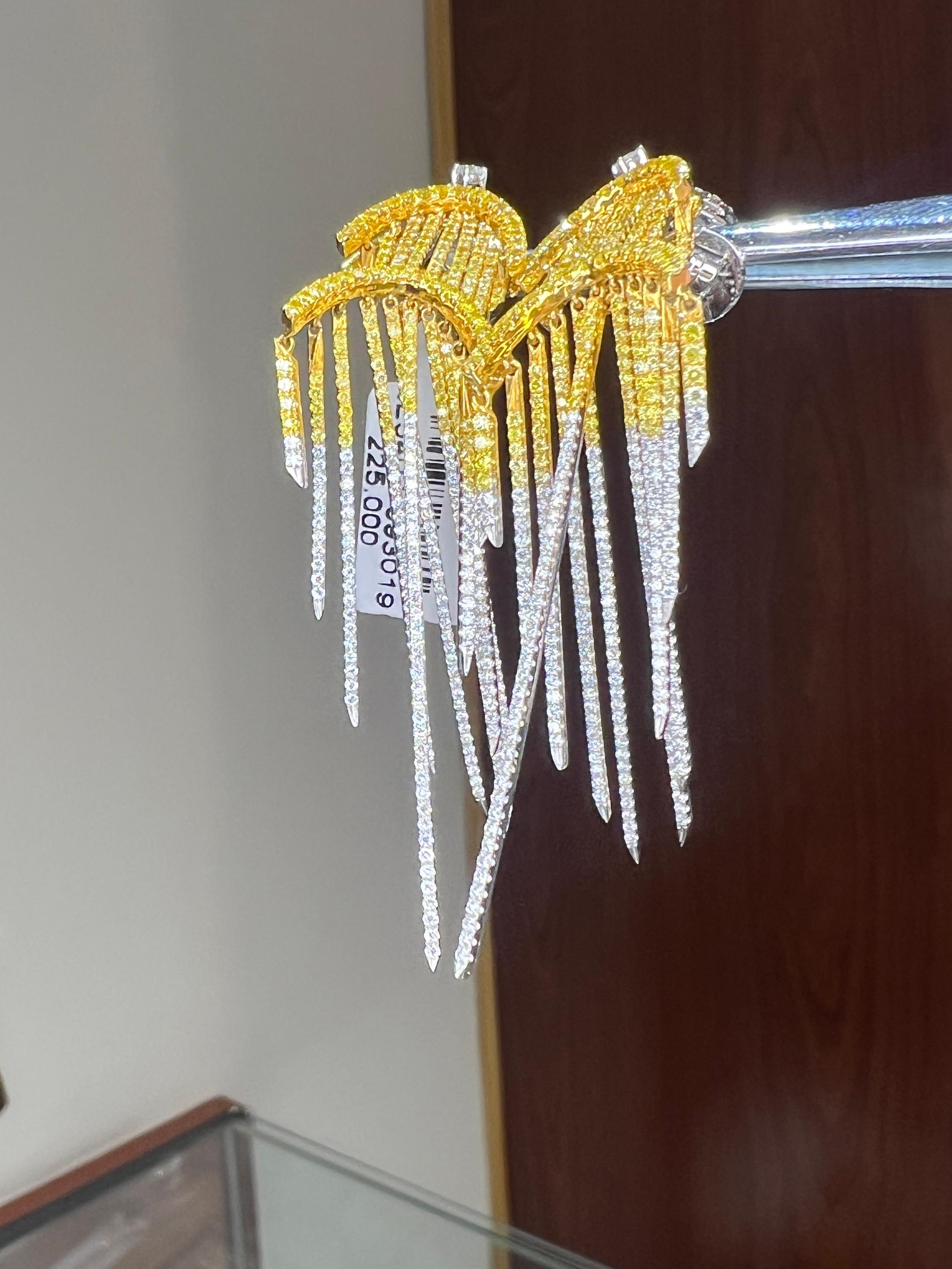 Contemporaneo Orecchini lunghi con nappe in oro giallo 18 carati e diamanti bianchi 4,40 carati in vendita