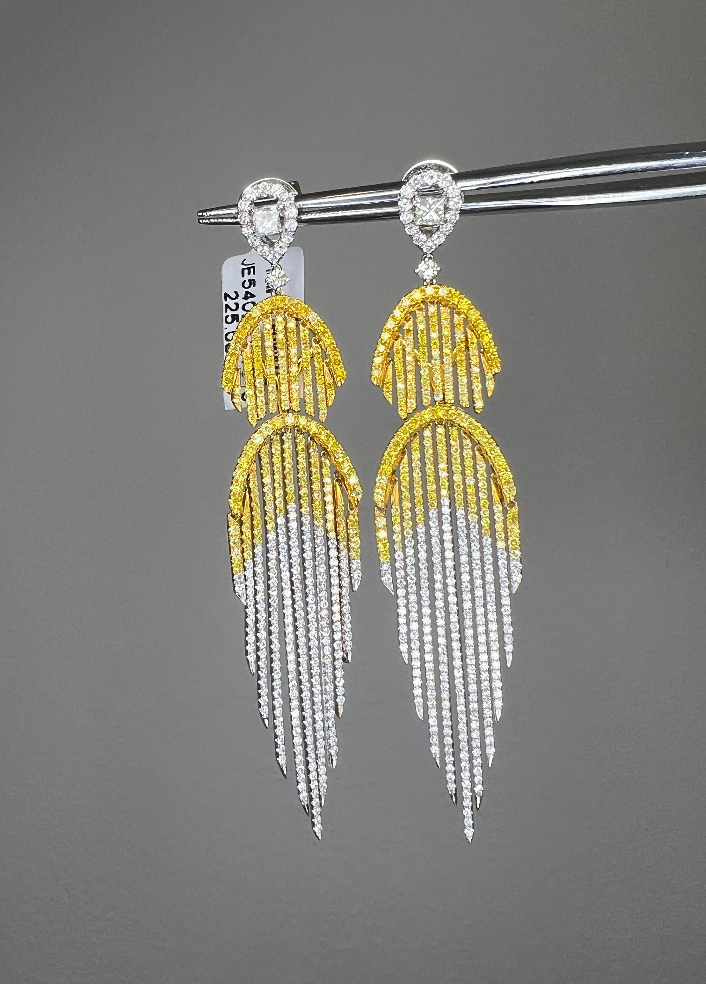 Donna Orecchini lunghi con nappe in oro giallo 18 carati e diamanti bianchi 4,40 carati in vendita