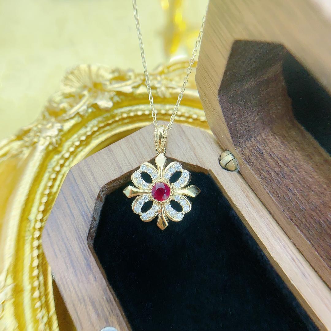 Moderne Collier ajouré en or jaune 18K avec fleur d'iris, rubis et diamants en vente