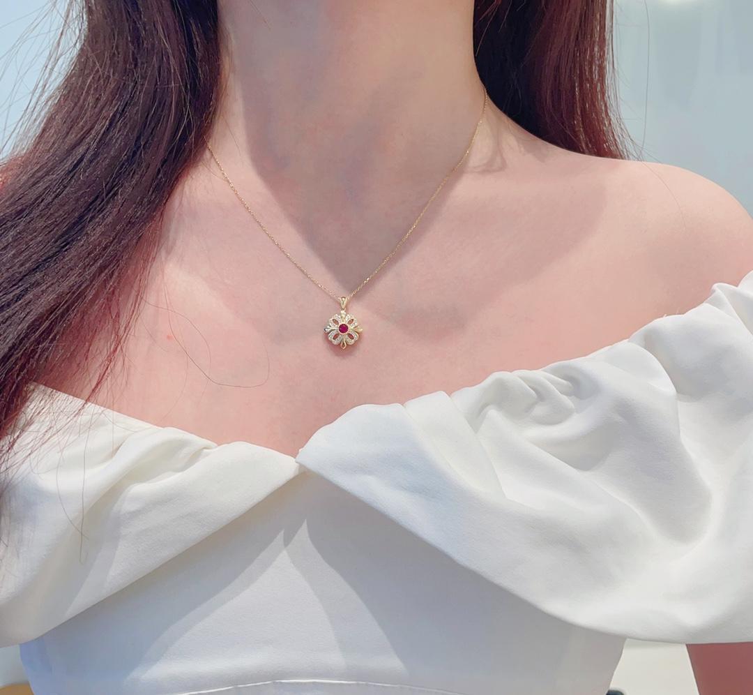 Taille brillant Collier ajouré en or jaune 18K avec fleur d'iris, rubis et diamants en vente