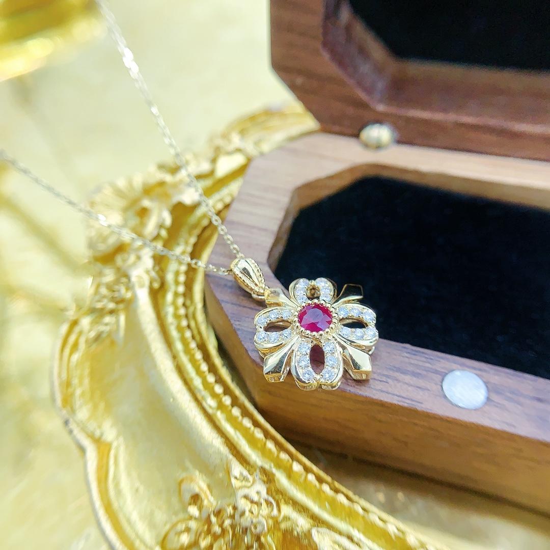 Collier ajouré en or jaune 18K avec fleur d'iris, rubis et diamants Neuf - En vente à Hong Kong, HK